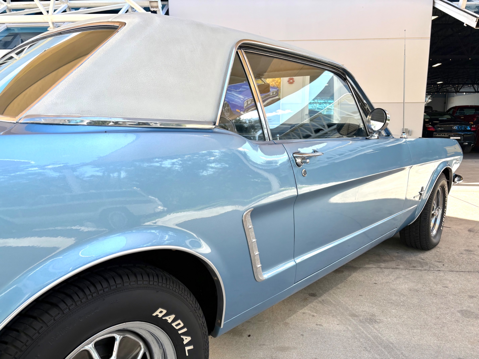 Vehicle photo 17