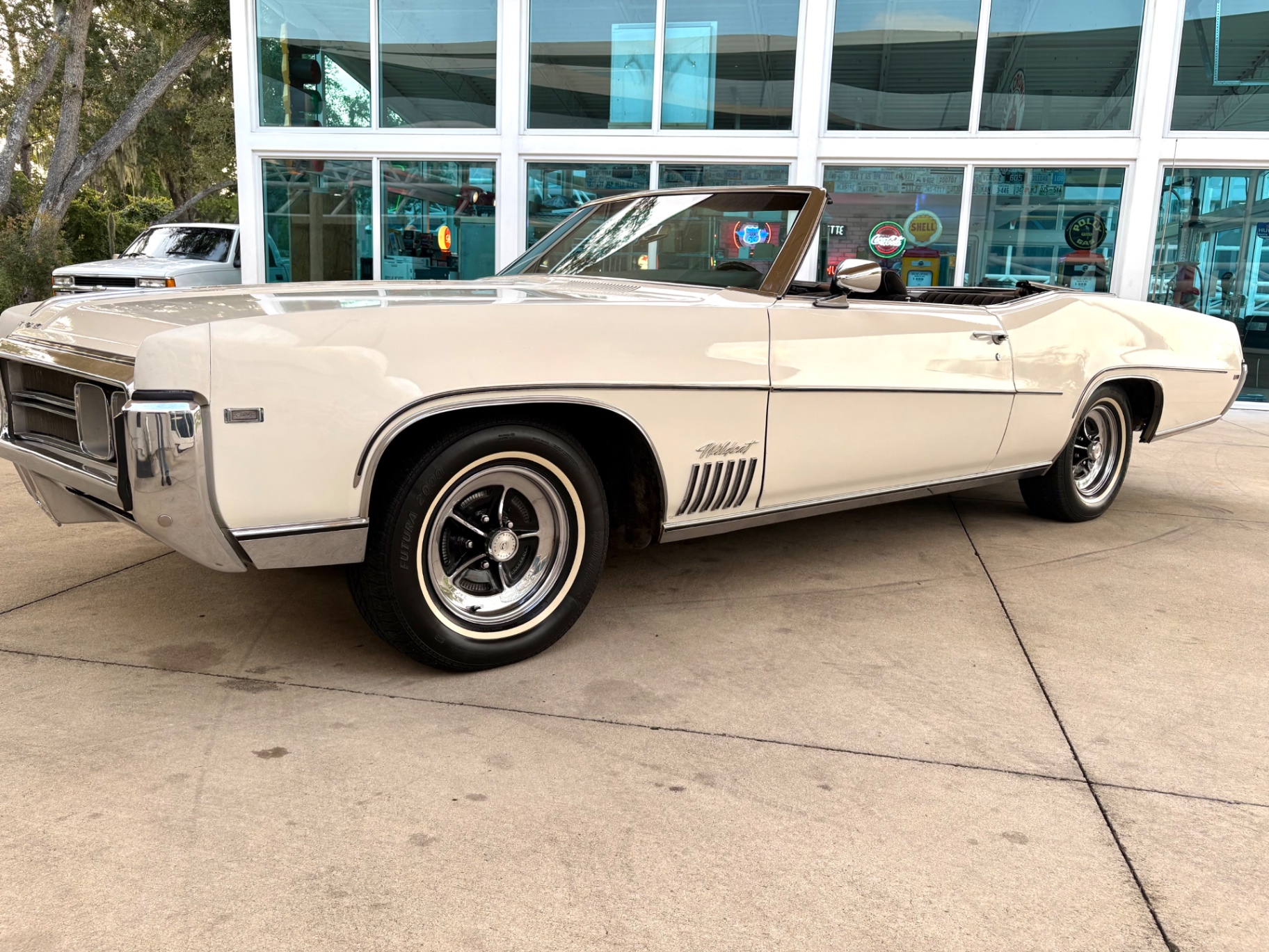 Vehicle photo 12