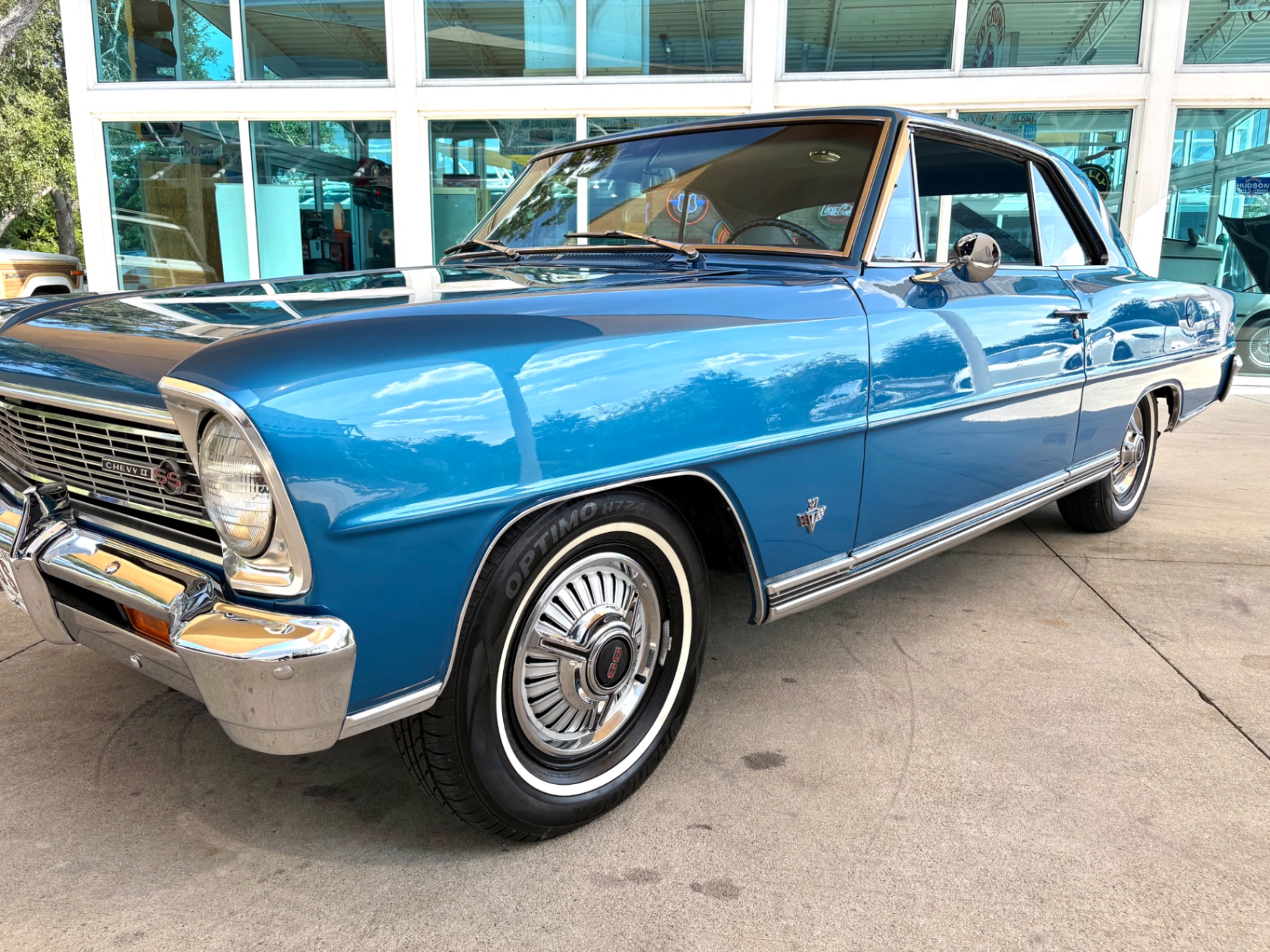 Vehicle photo 11