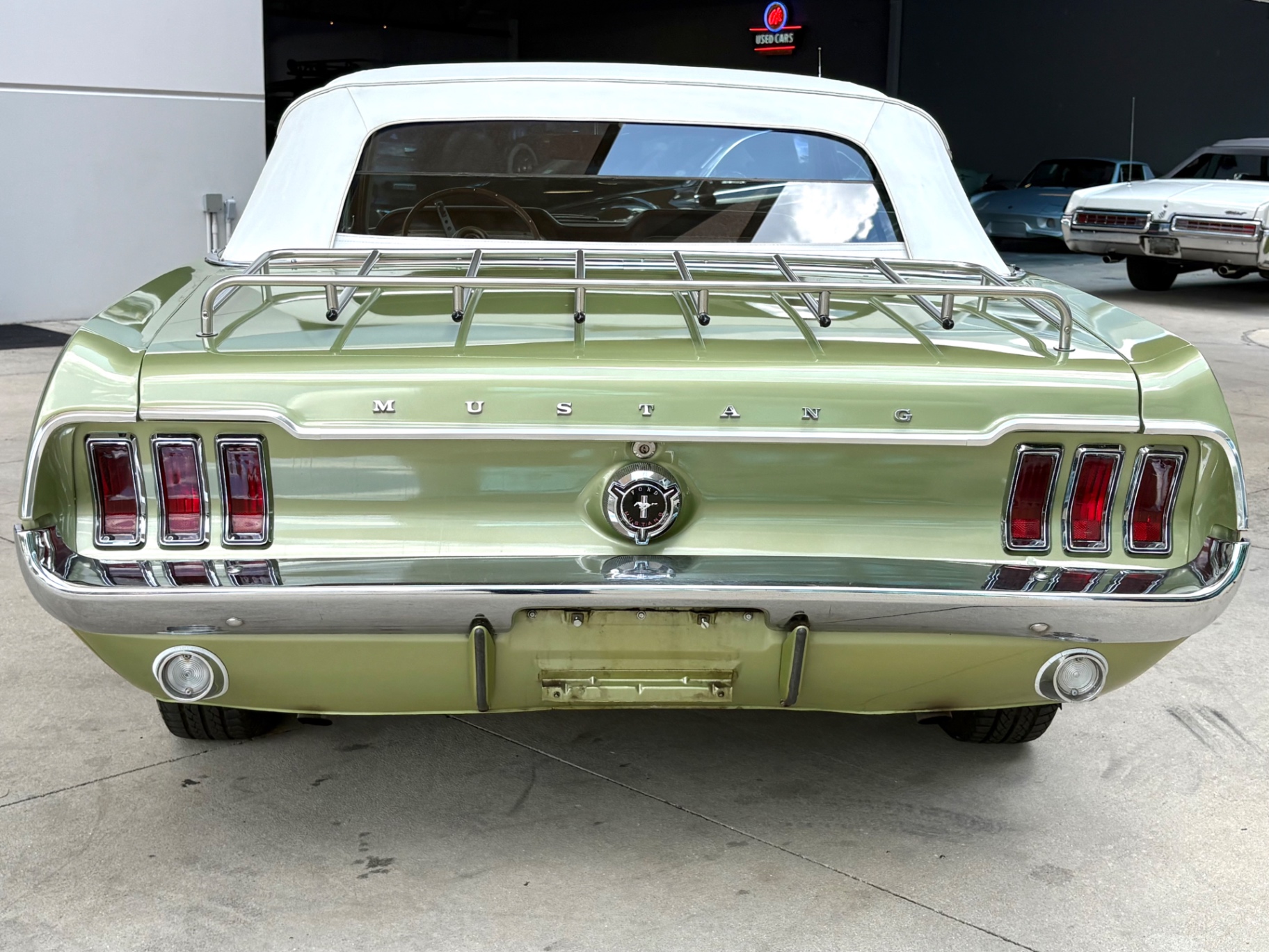 Vehicle photo 23