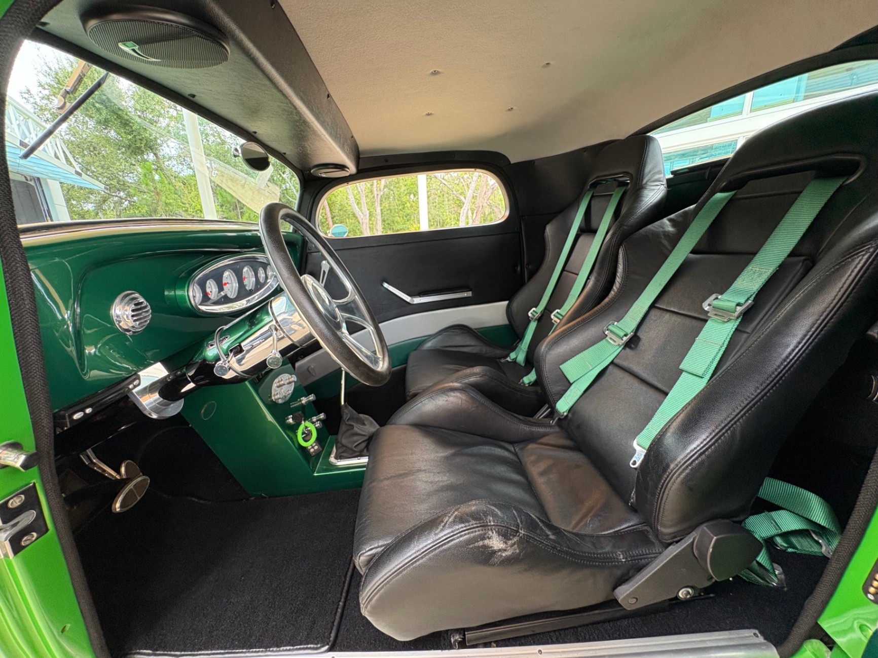 Vehicle photo 26