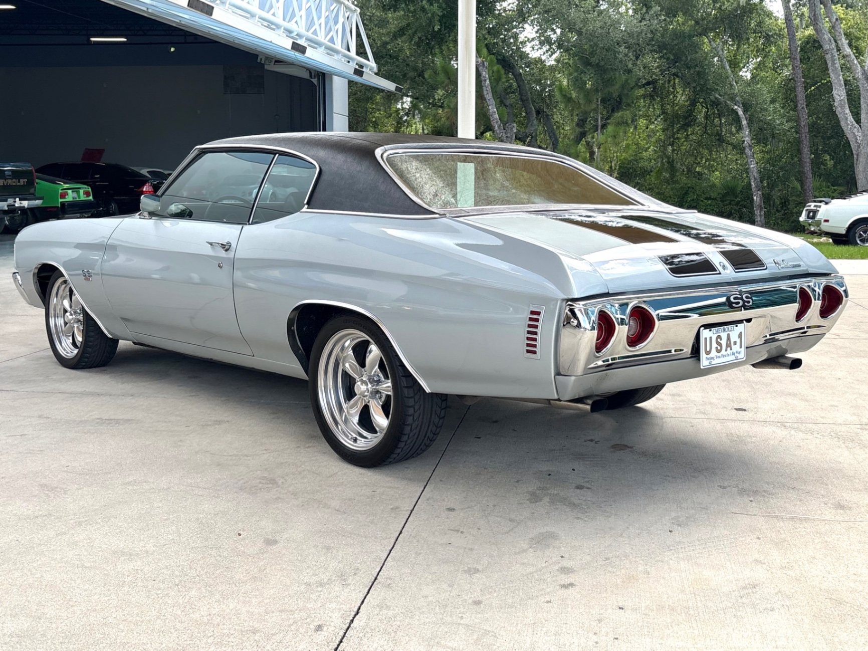 Vehicle photo 9