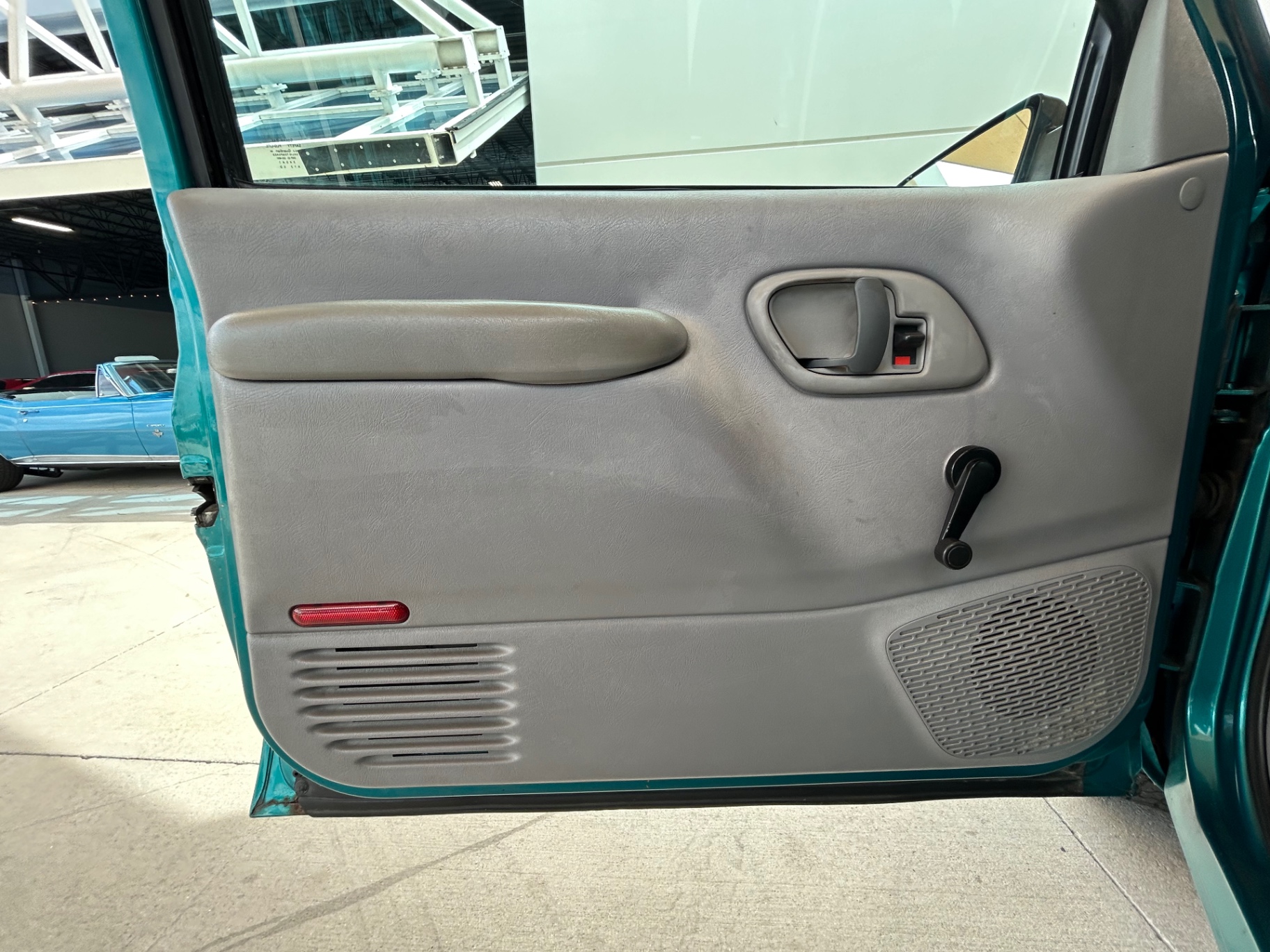 Vehicle photo 28
