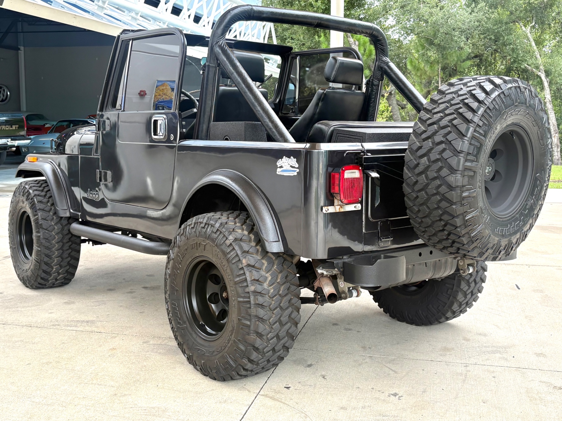 Vehicle photo 9