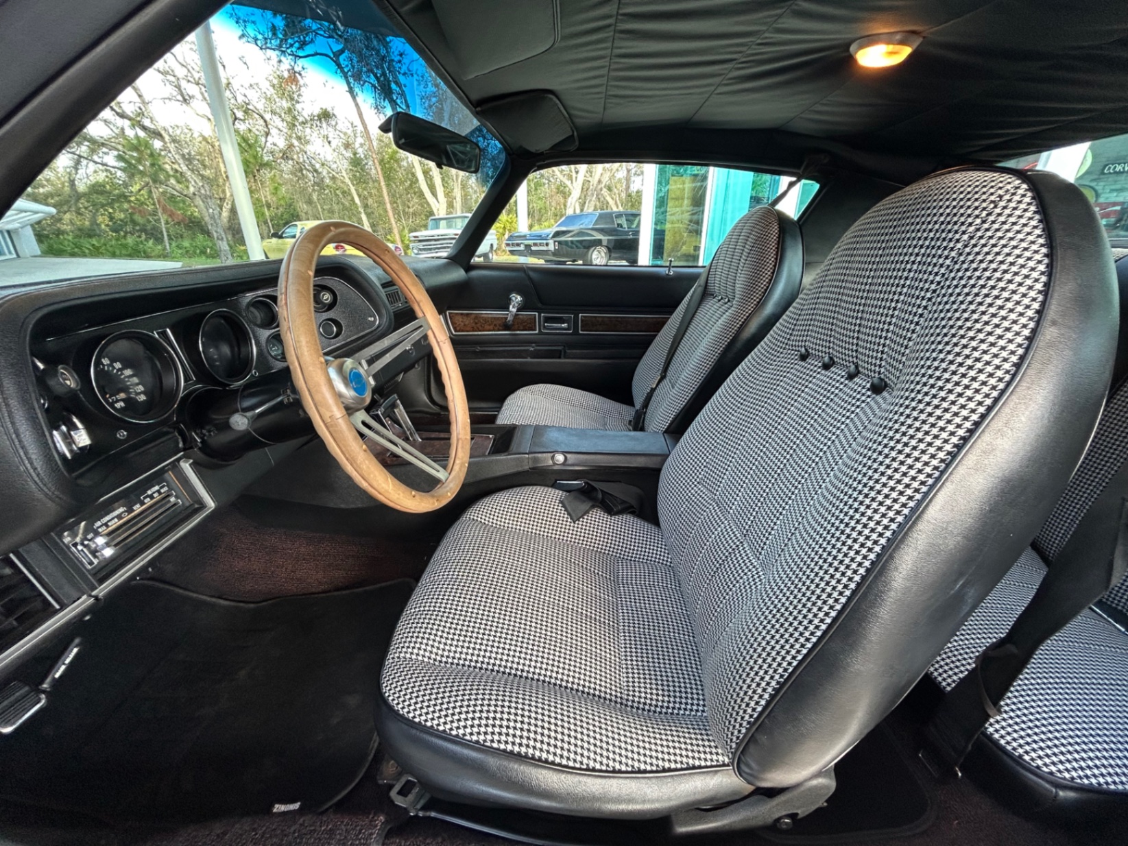 Vehicle photo 31