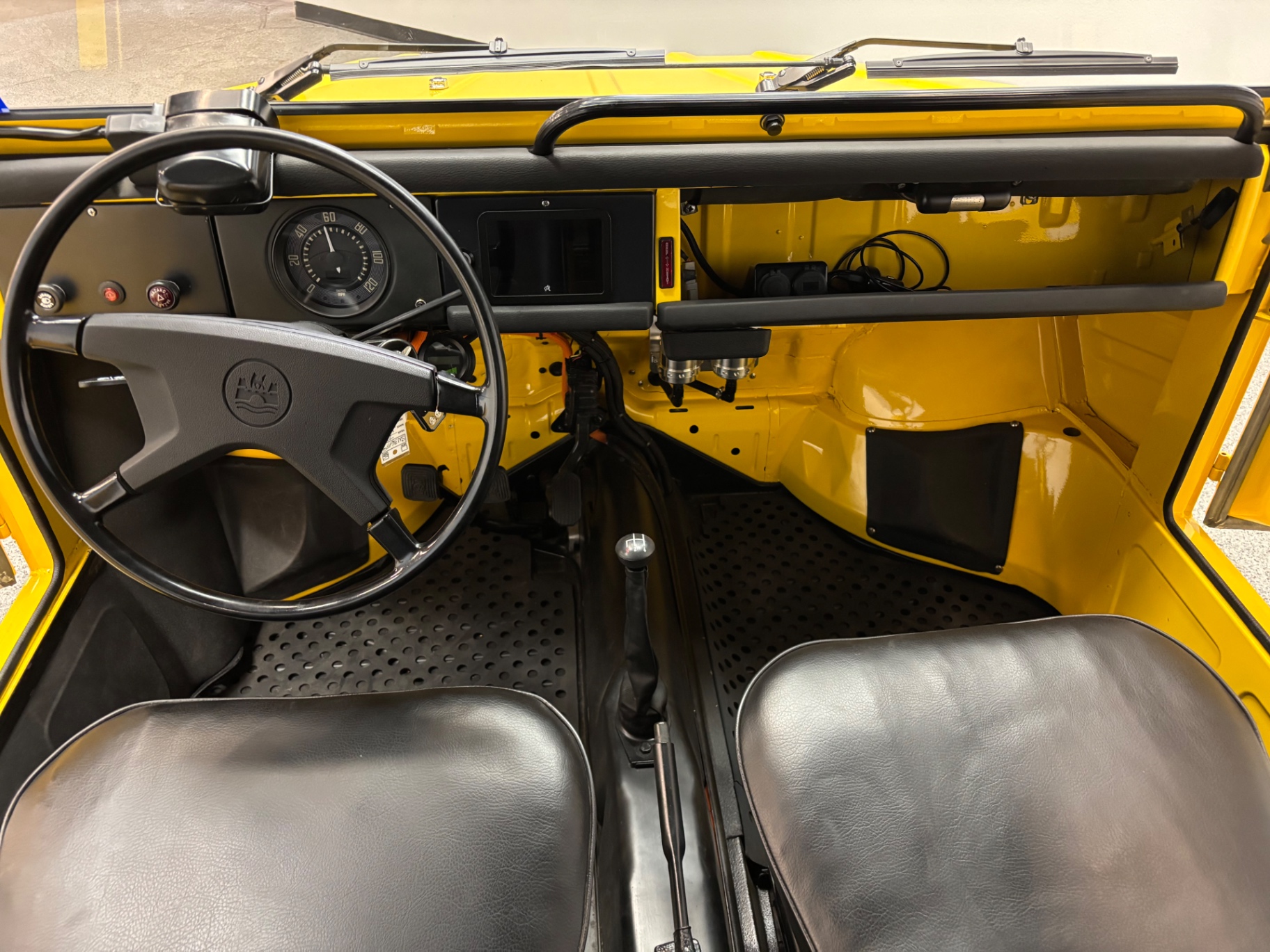 Vehicle photo 23