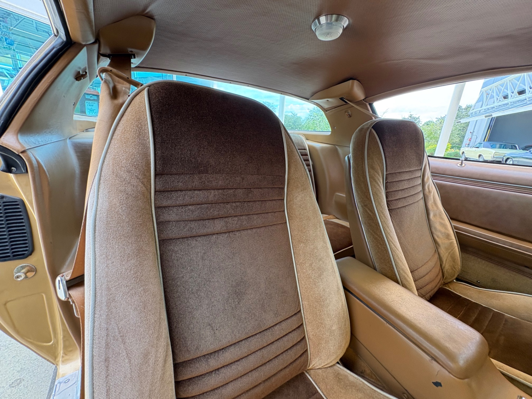 Vehicle photo 38
