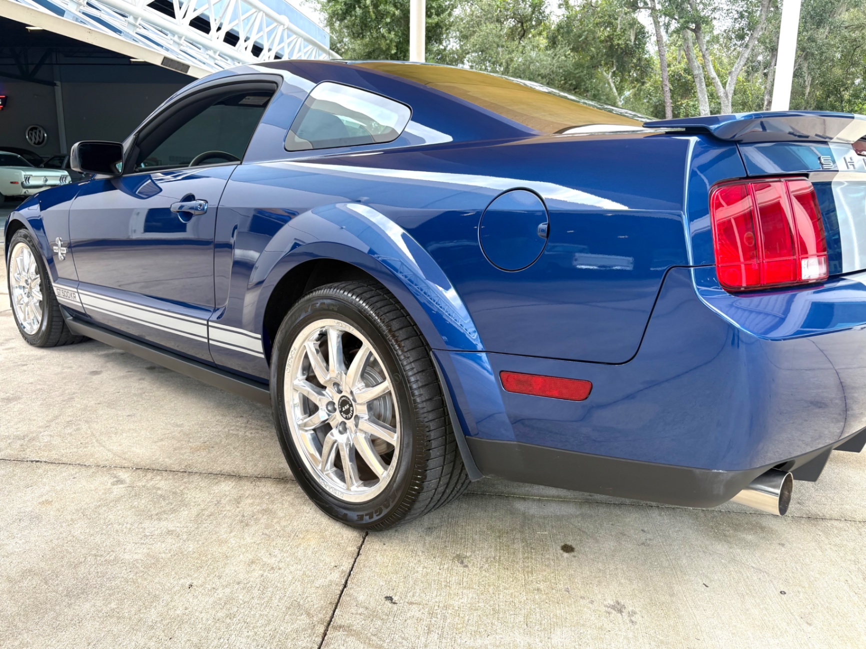 Vehicle photo 15