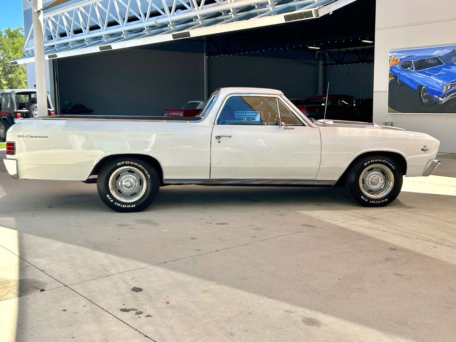 Vehicle photo 4