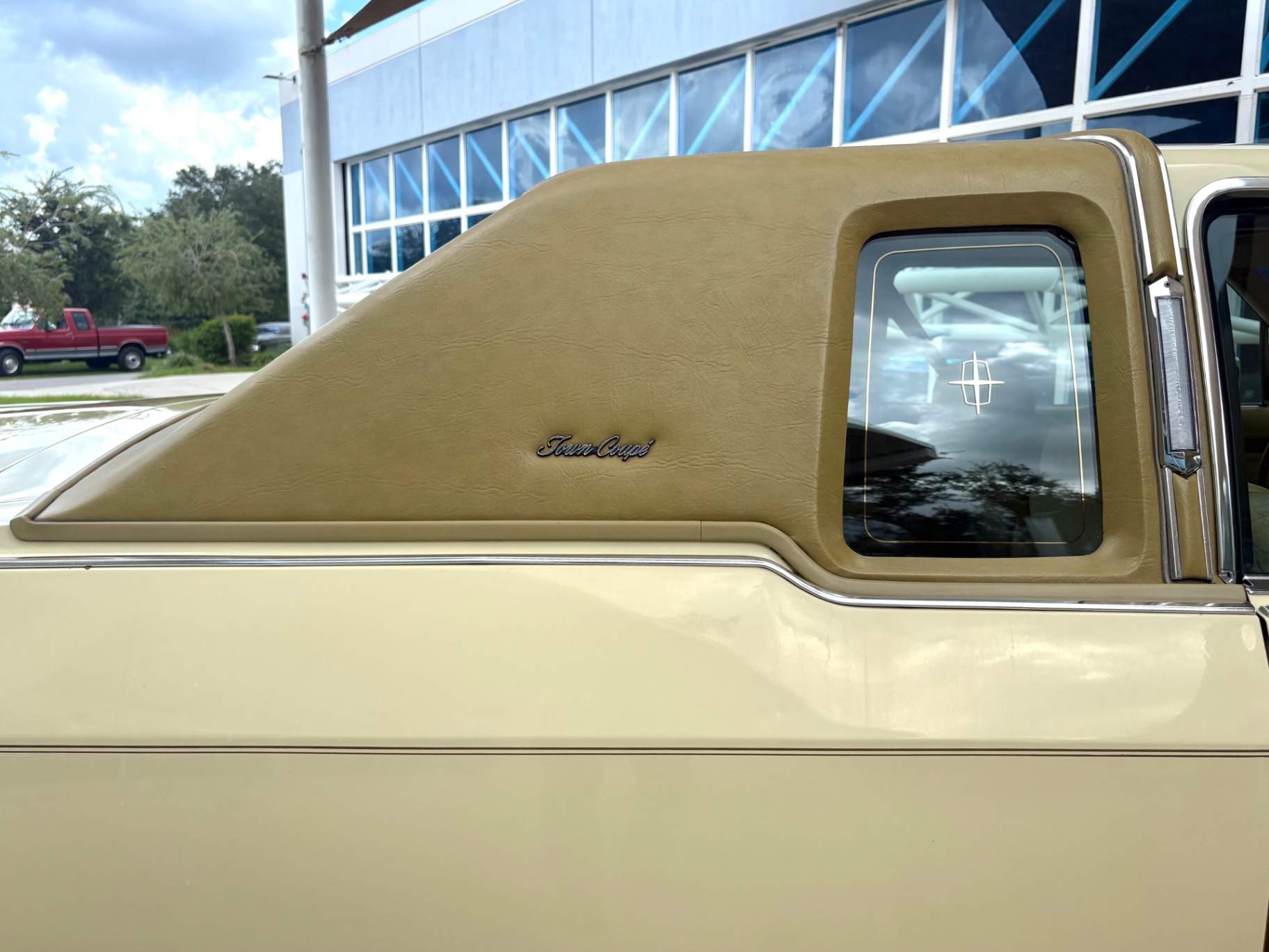 Vehicle photo 21