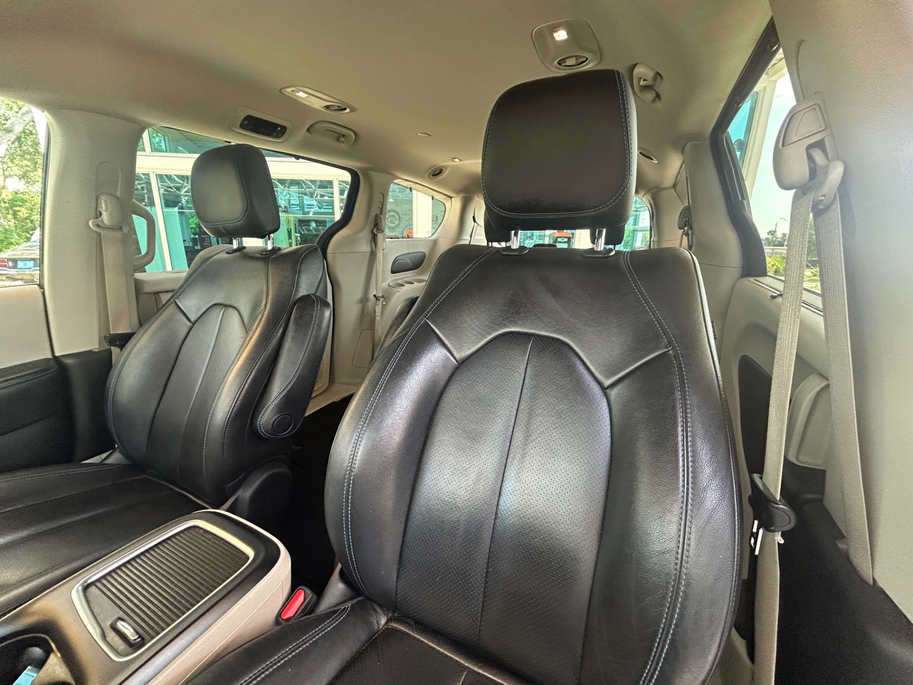 Vehicle photo 30