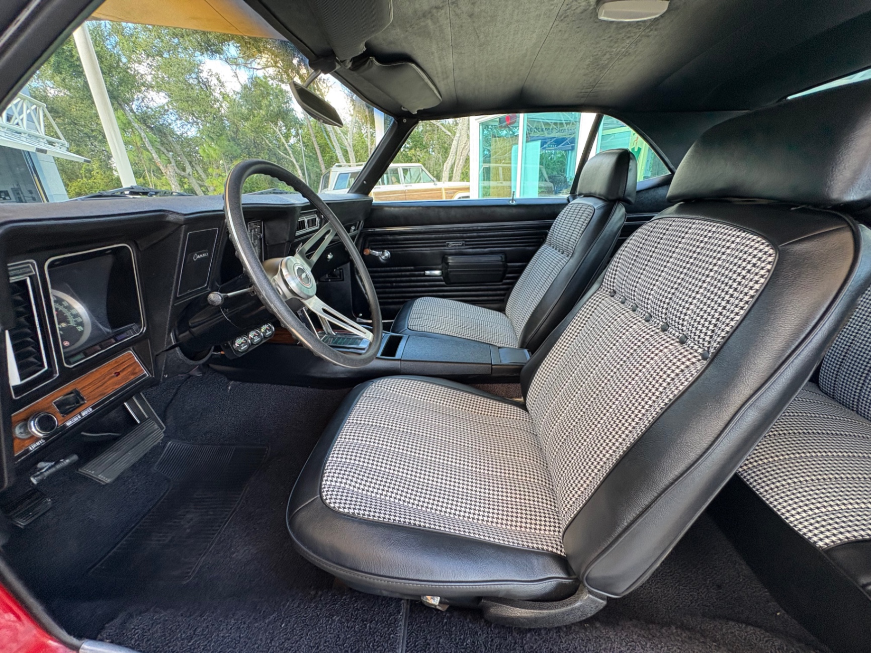 Vehicle photo 36