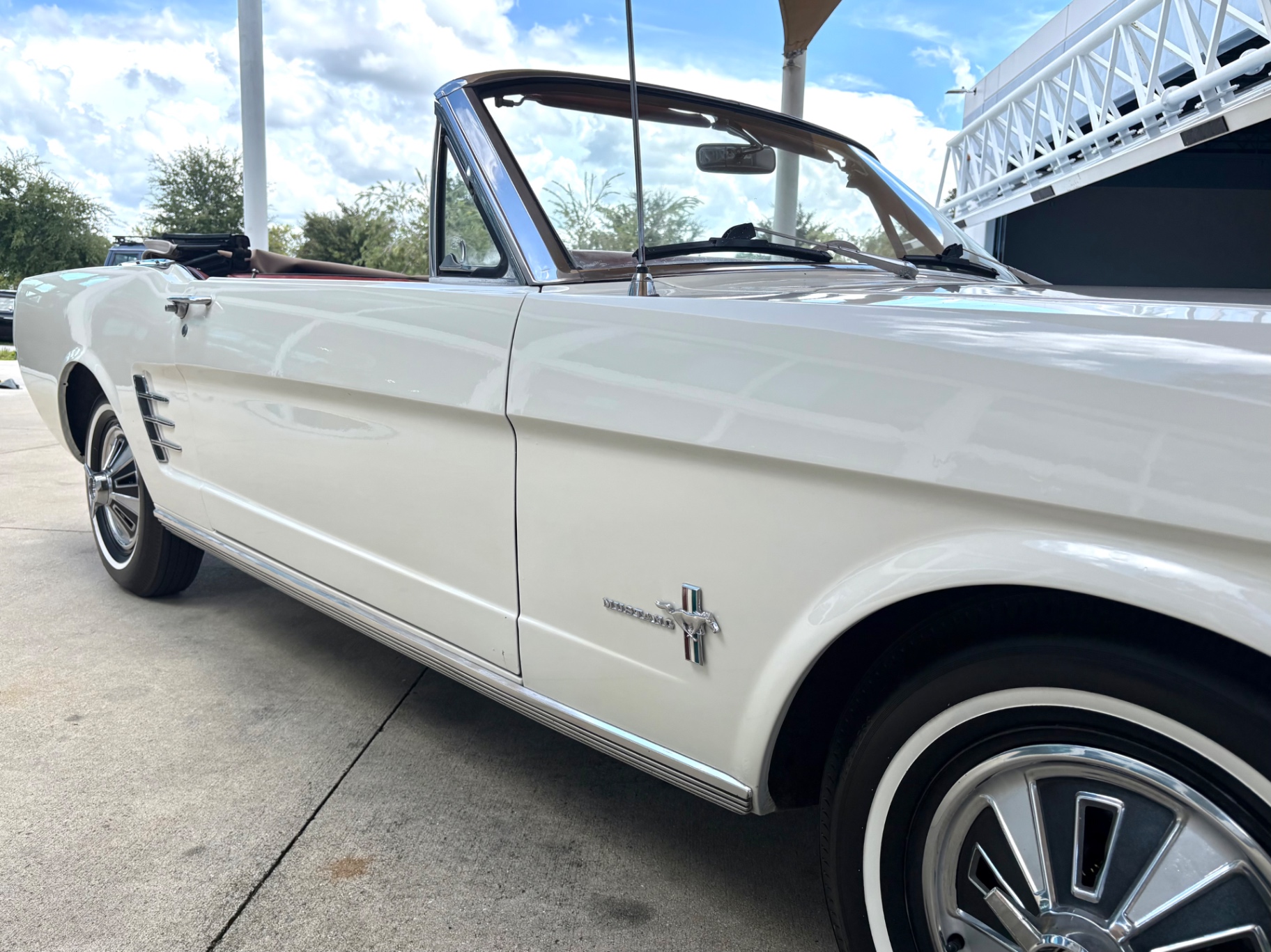 Vehicle photo 18