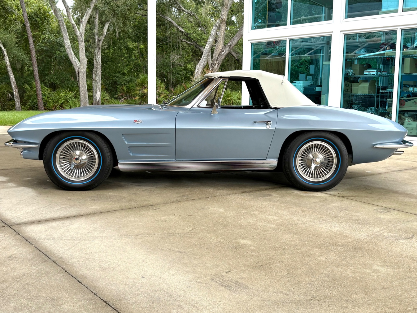 Vehicle photo 25