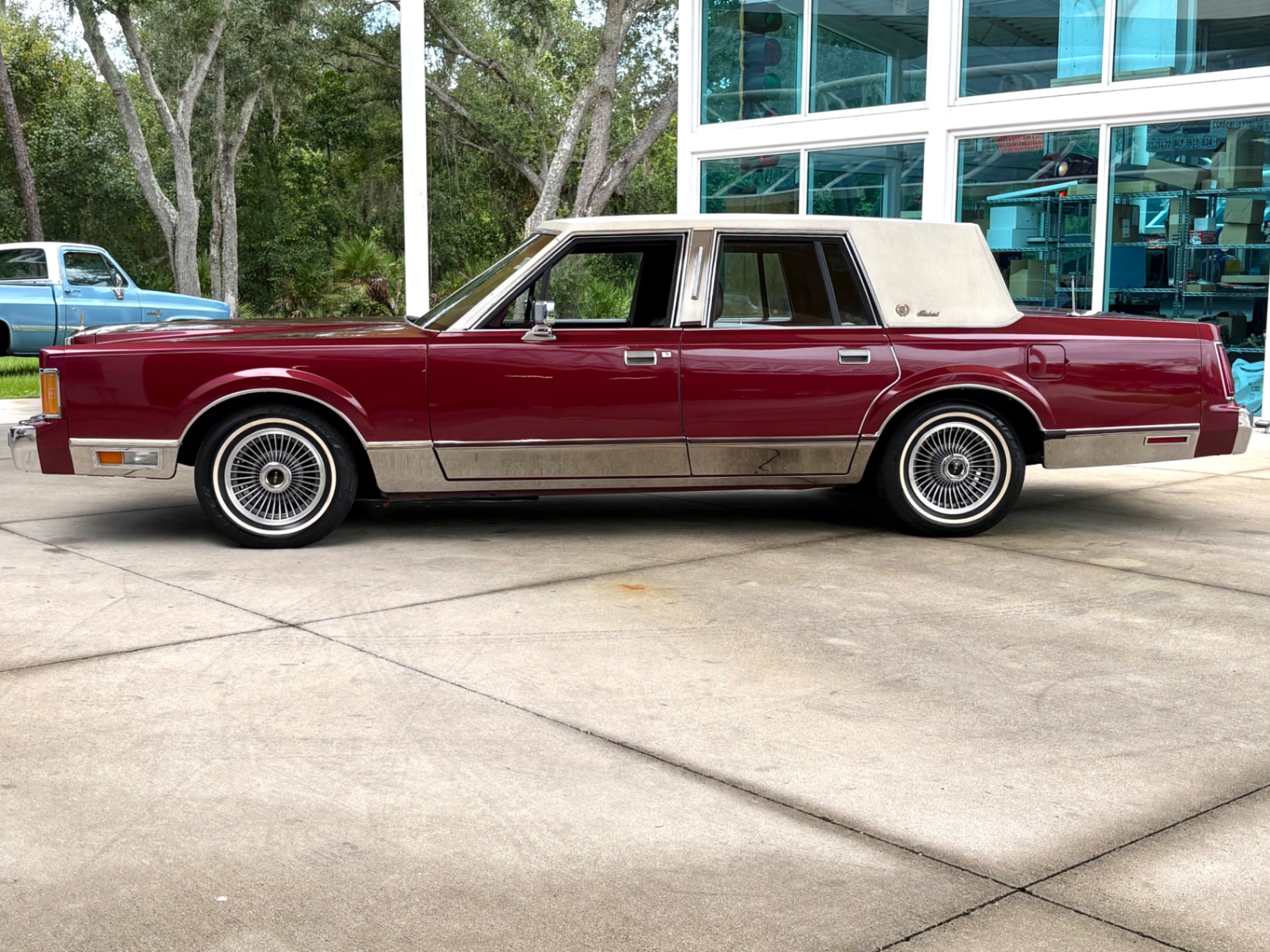Vehicle photo 10