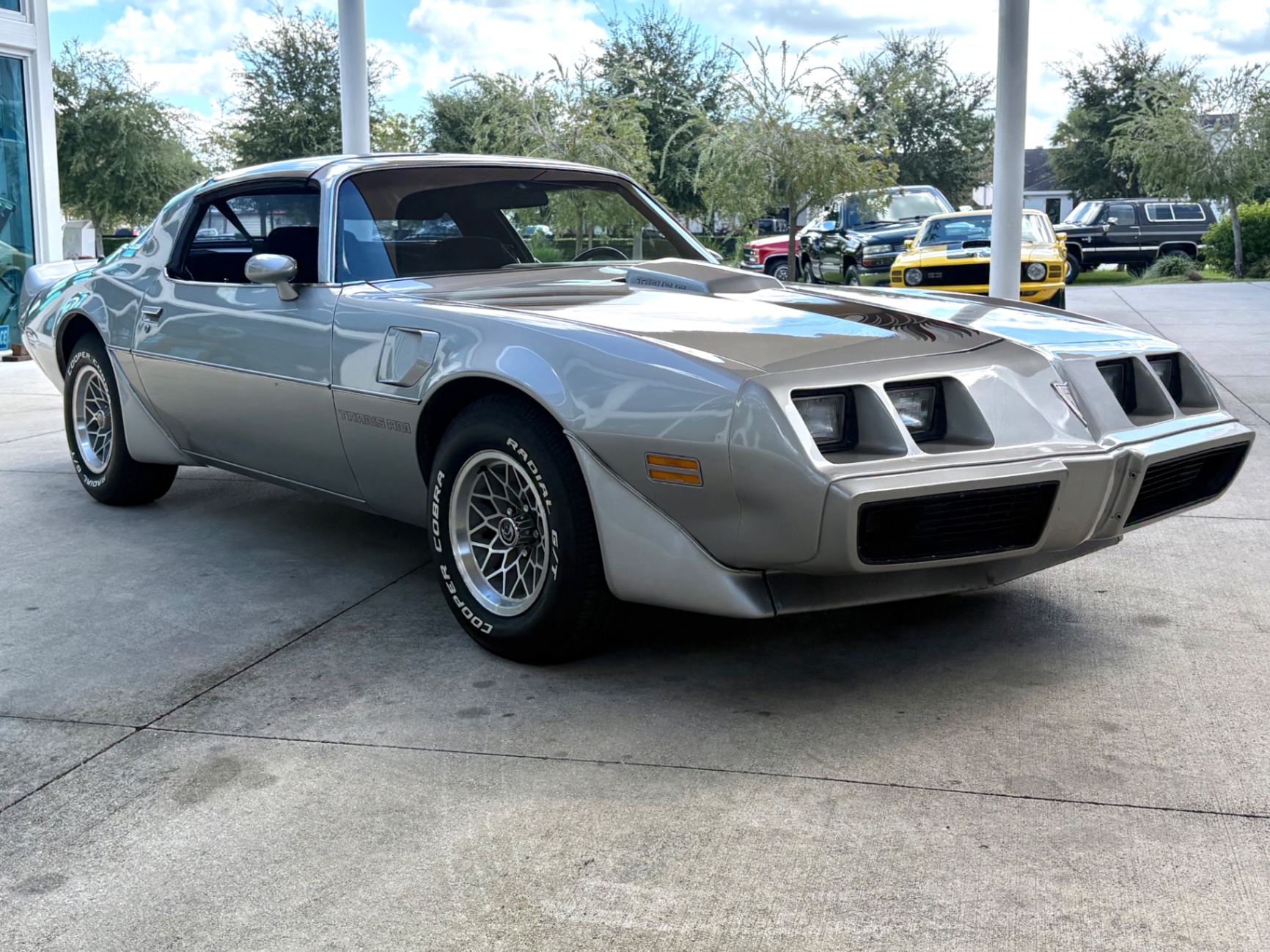 Vehicle photo 4