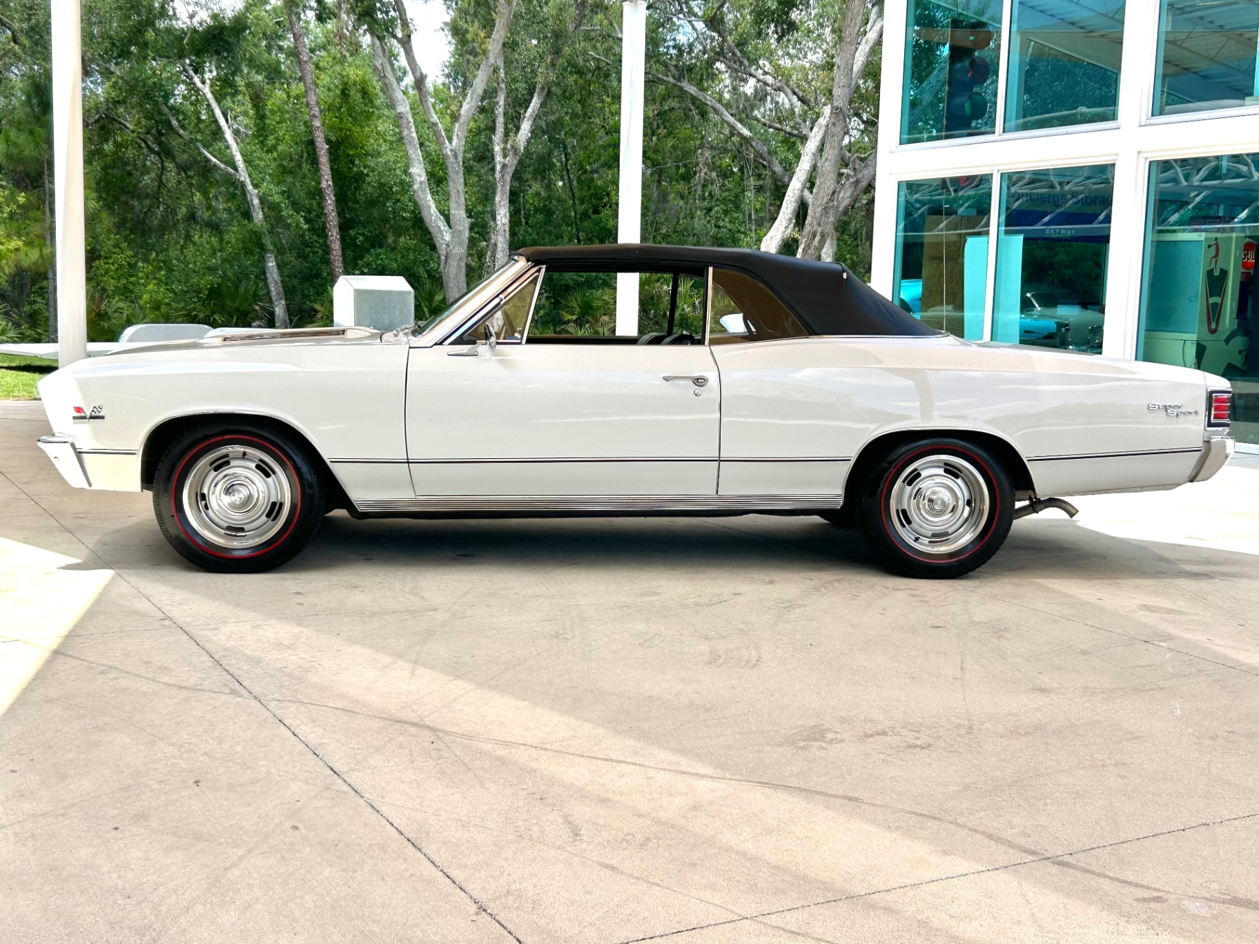 Vehicle photo 23