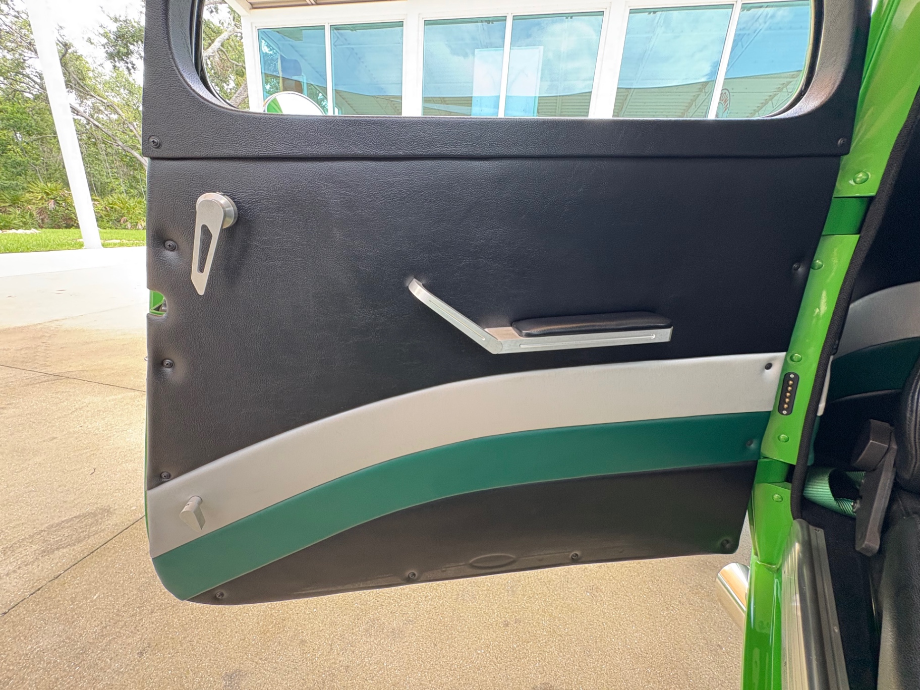 Vehicle photo 30