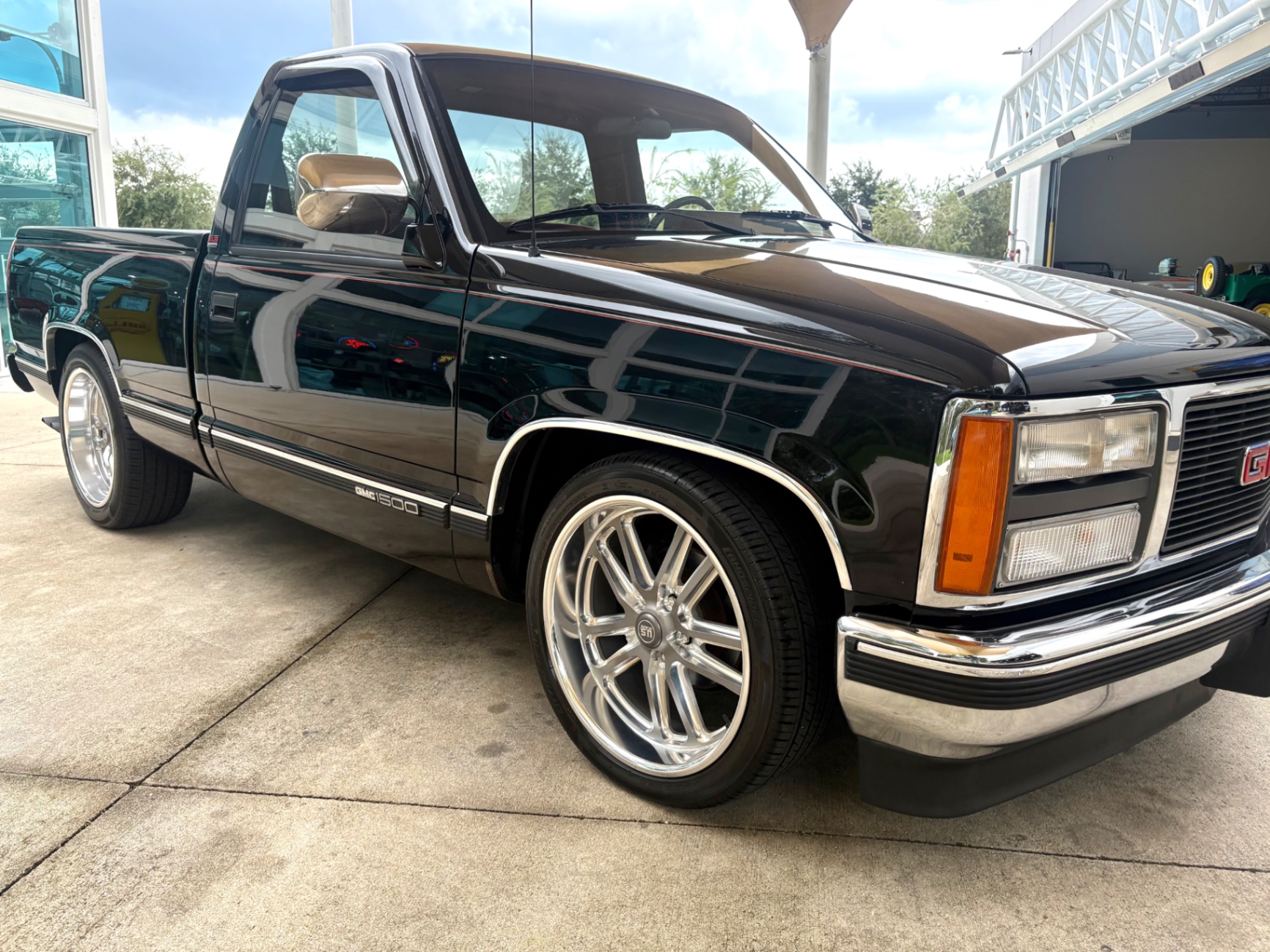 Vehicle photo 19