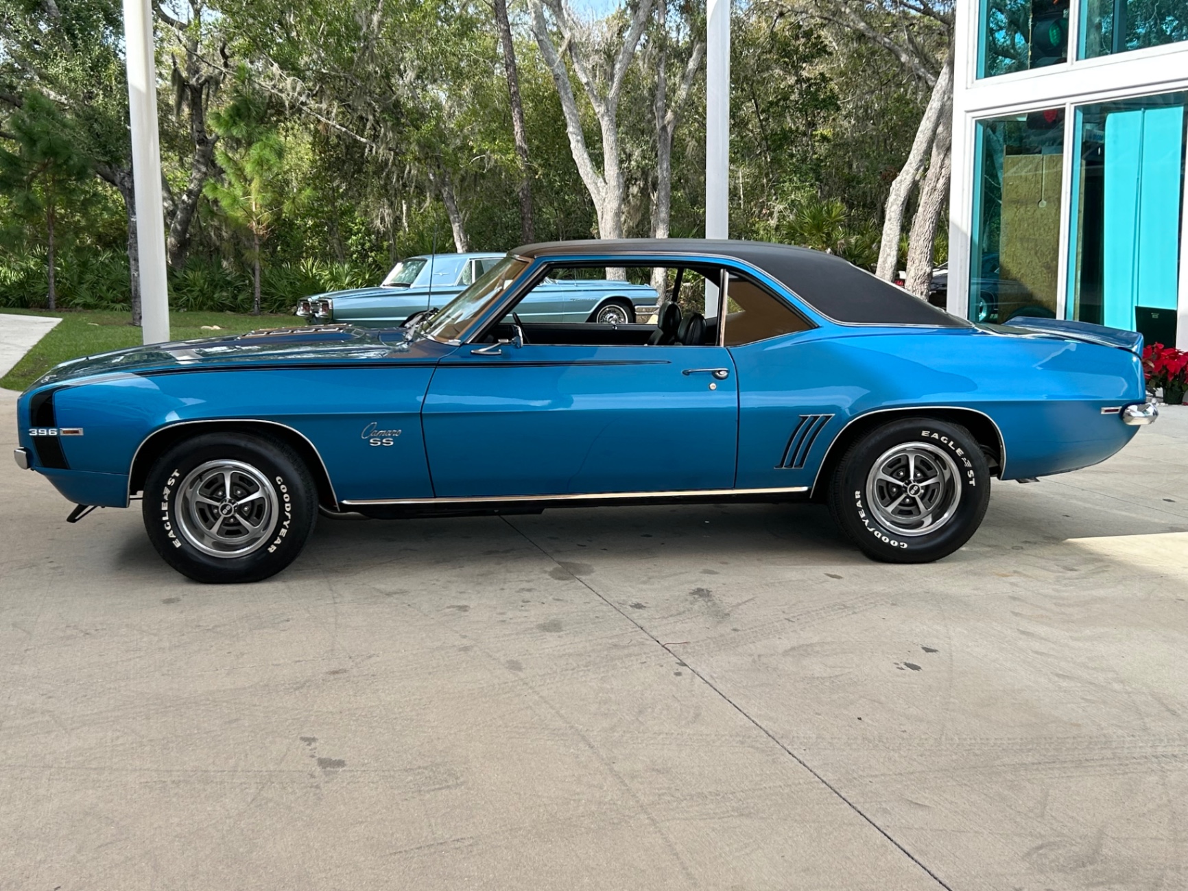 Vehicle photo 11