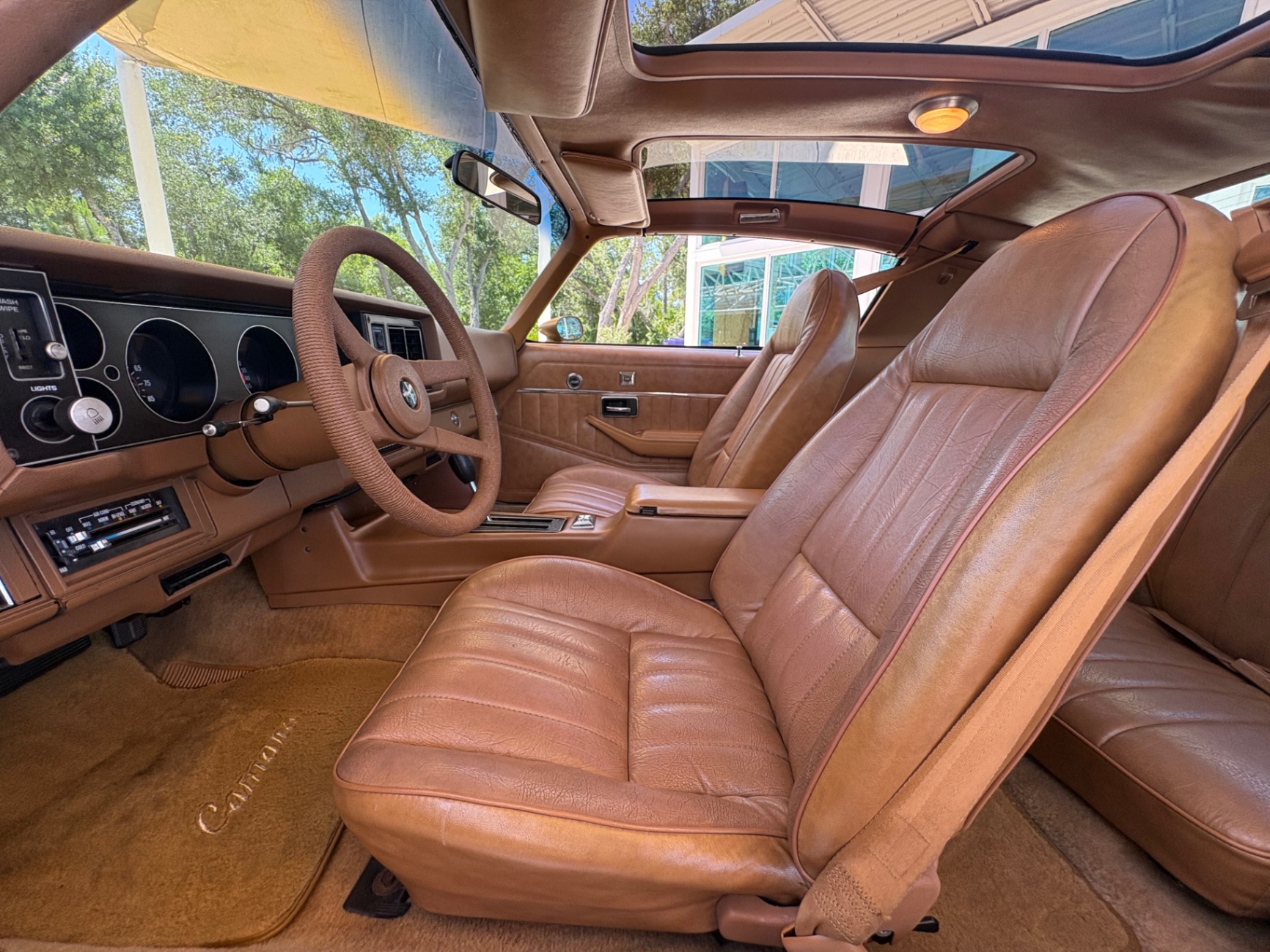 Vehicle photo 18