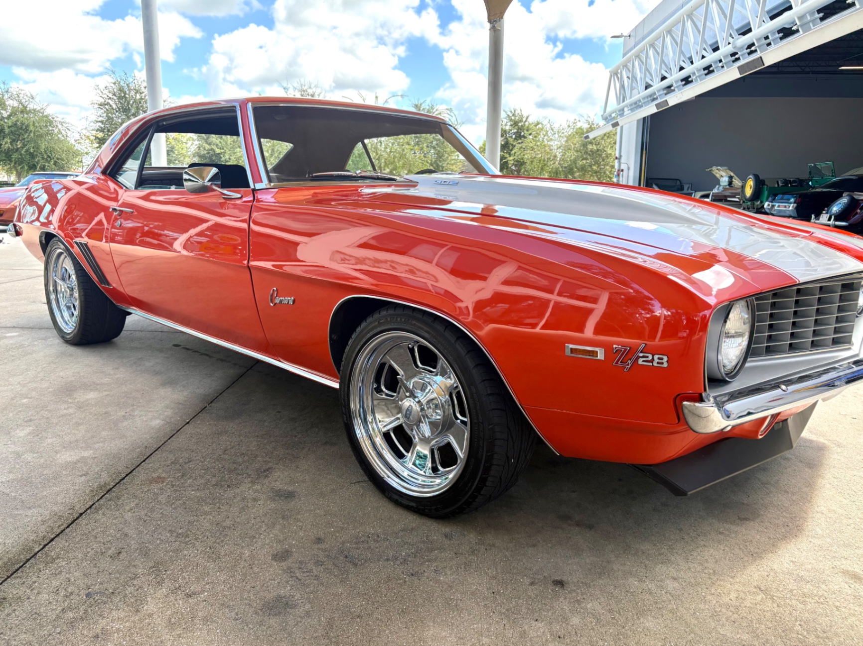 Vehicle photo 19