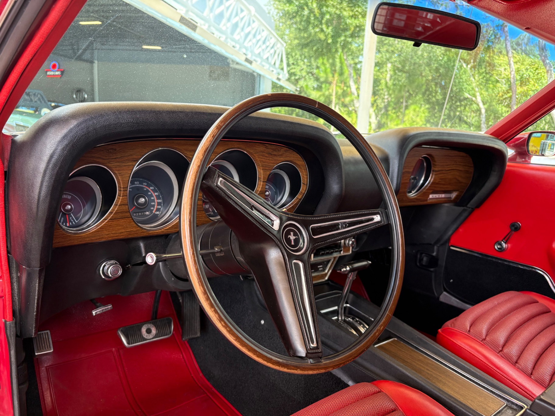 Vehicle photo 32
