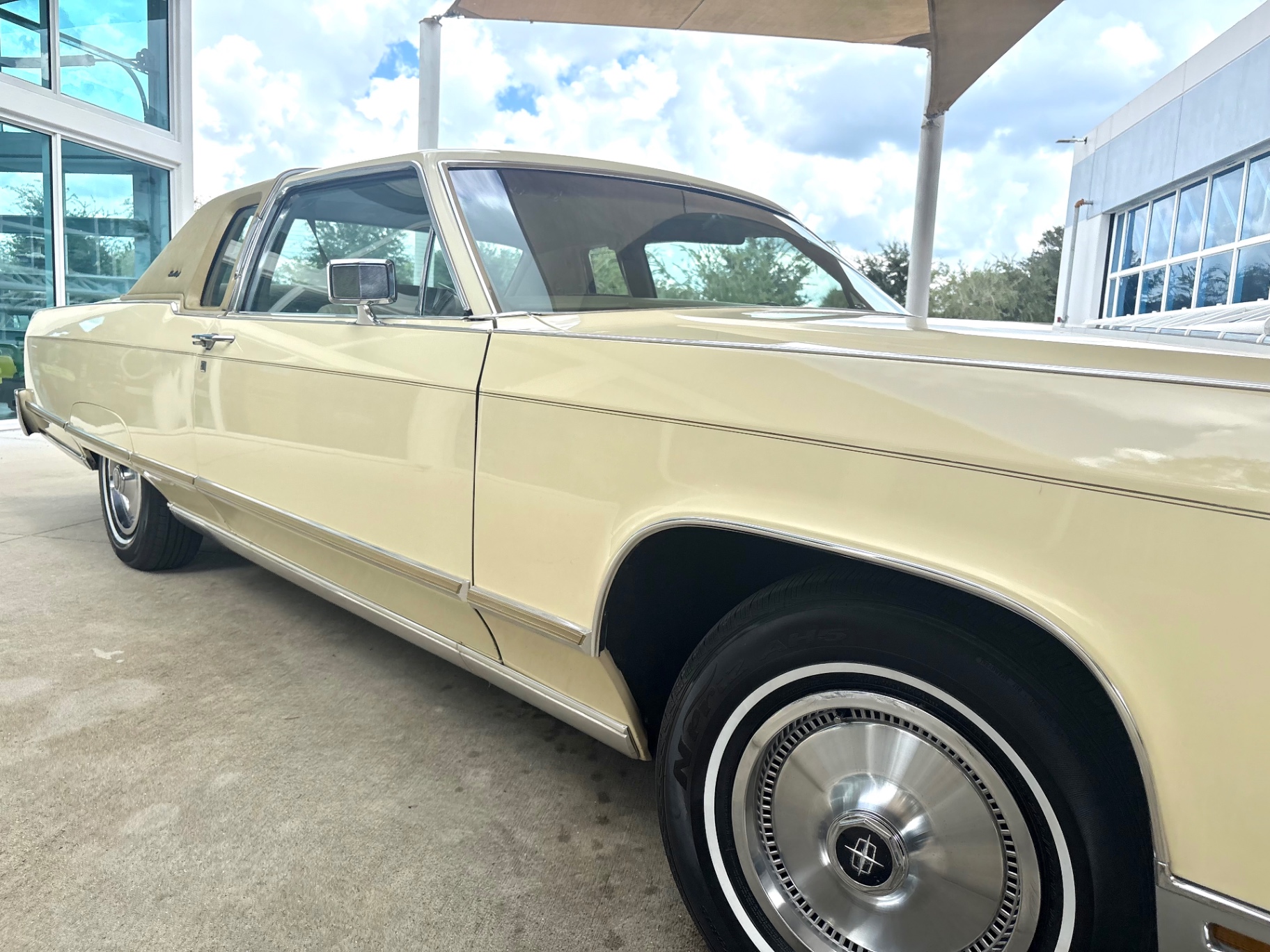 Vehicle photo 18