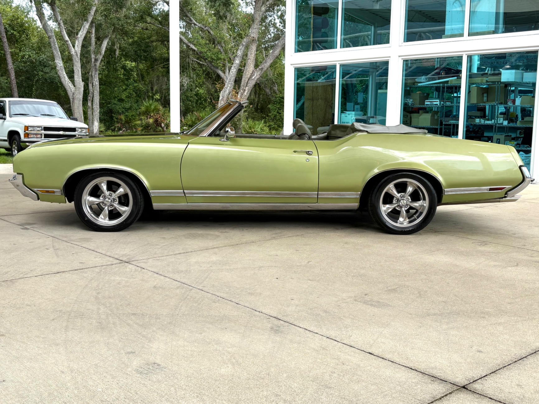 Vehicle photo 10