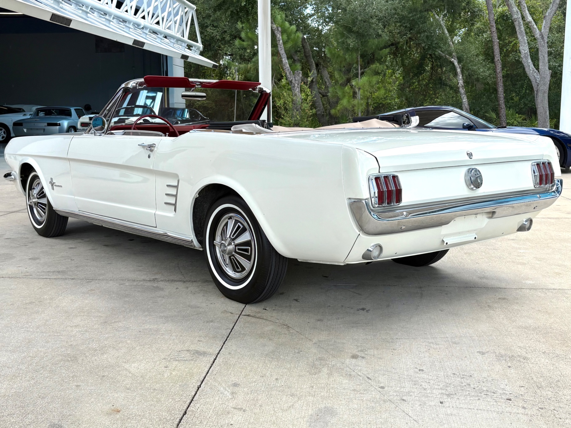 Vehicle photo 9