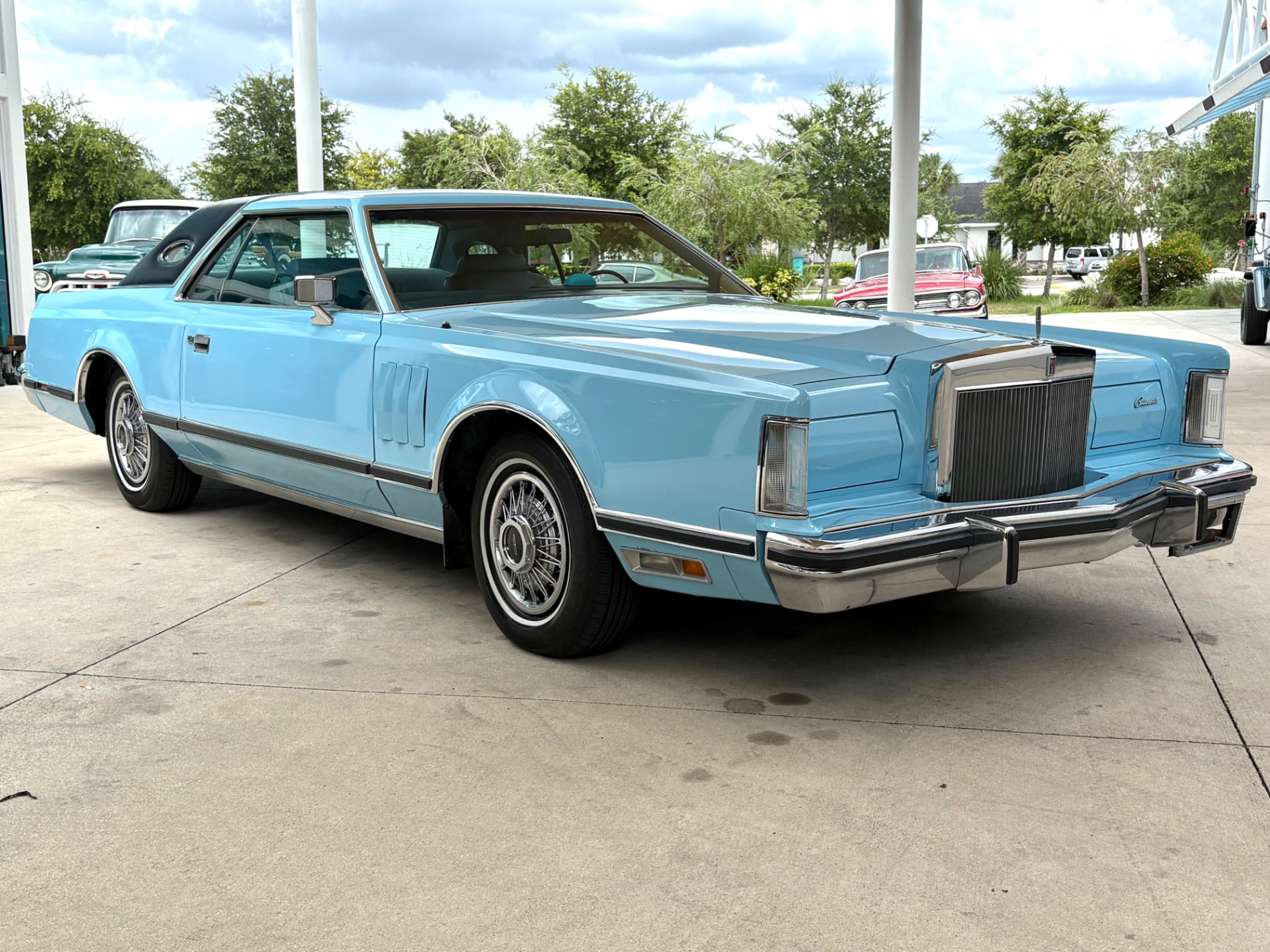 Vehicle photo 4
