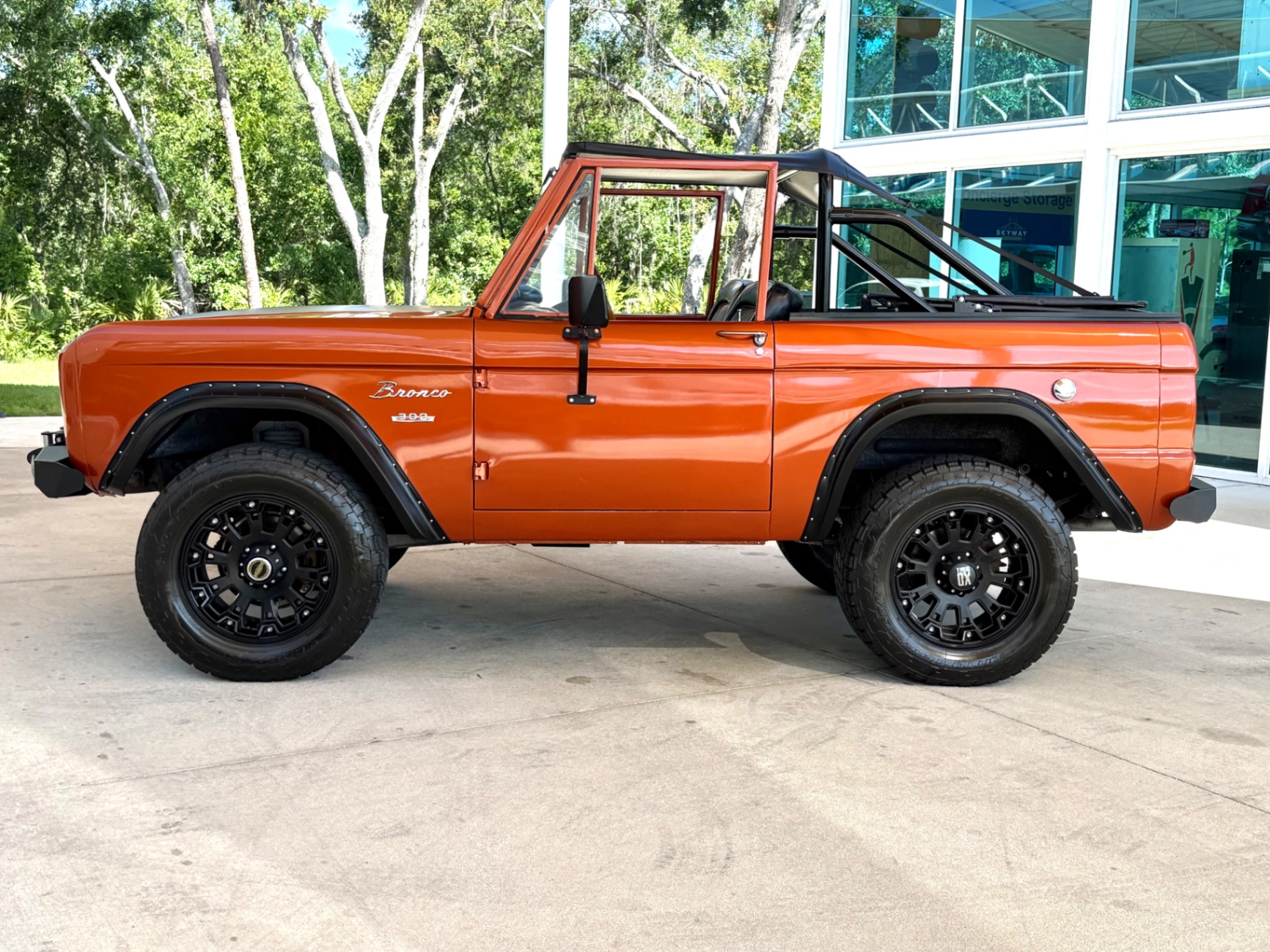 Vehicle photo 9