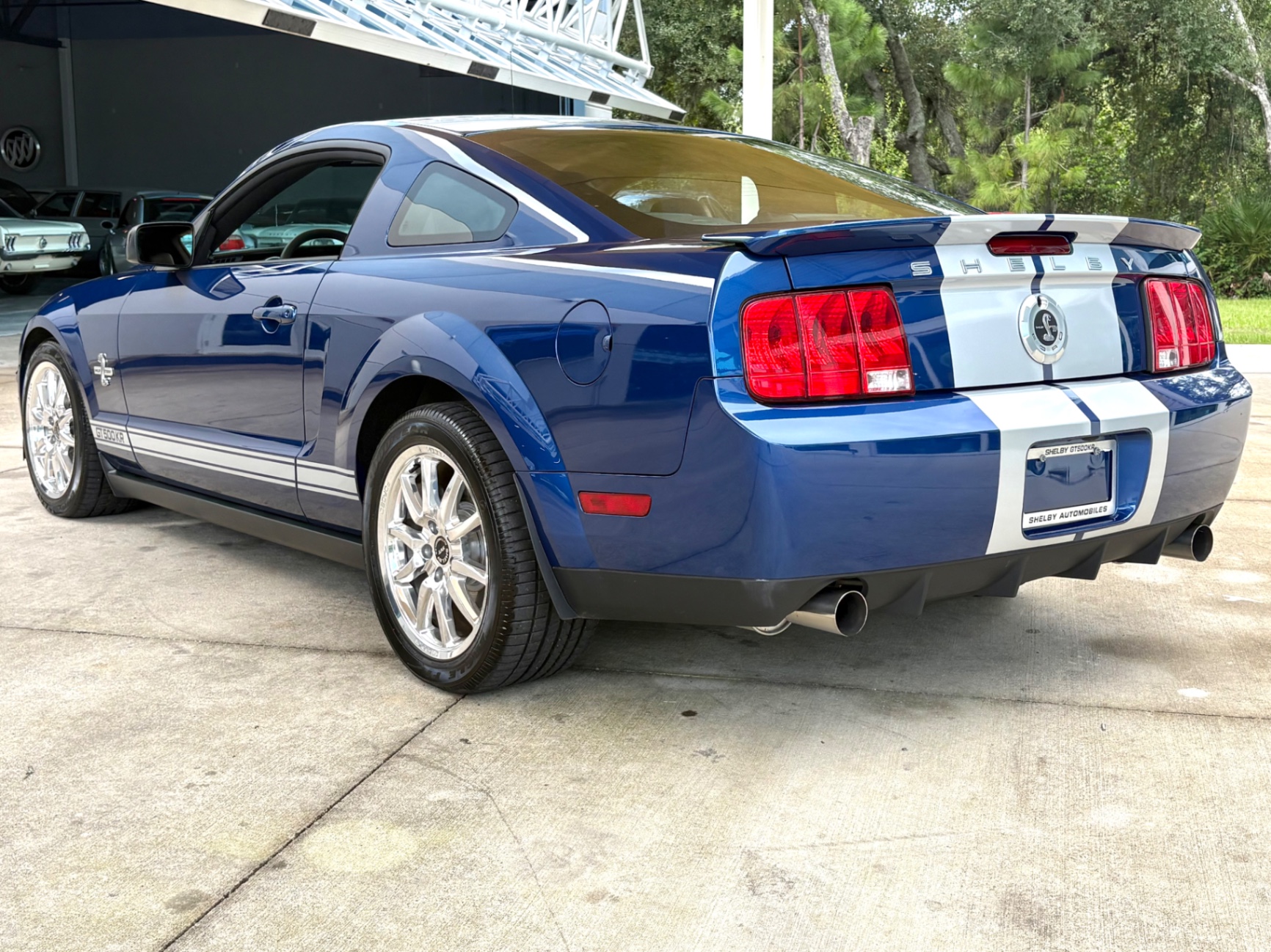 Vehicle photo 9