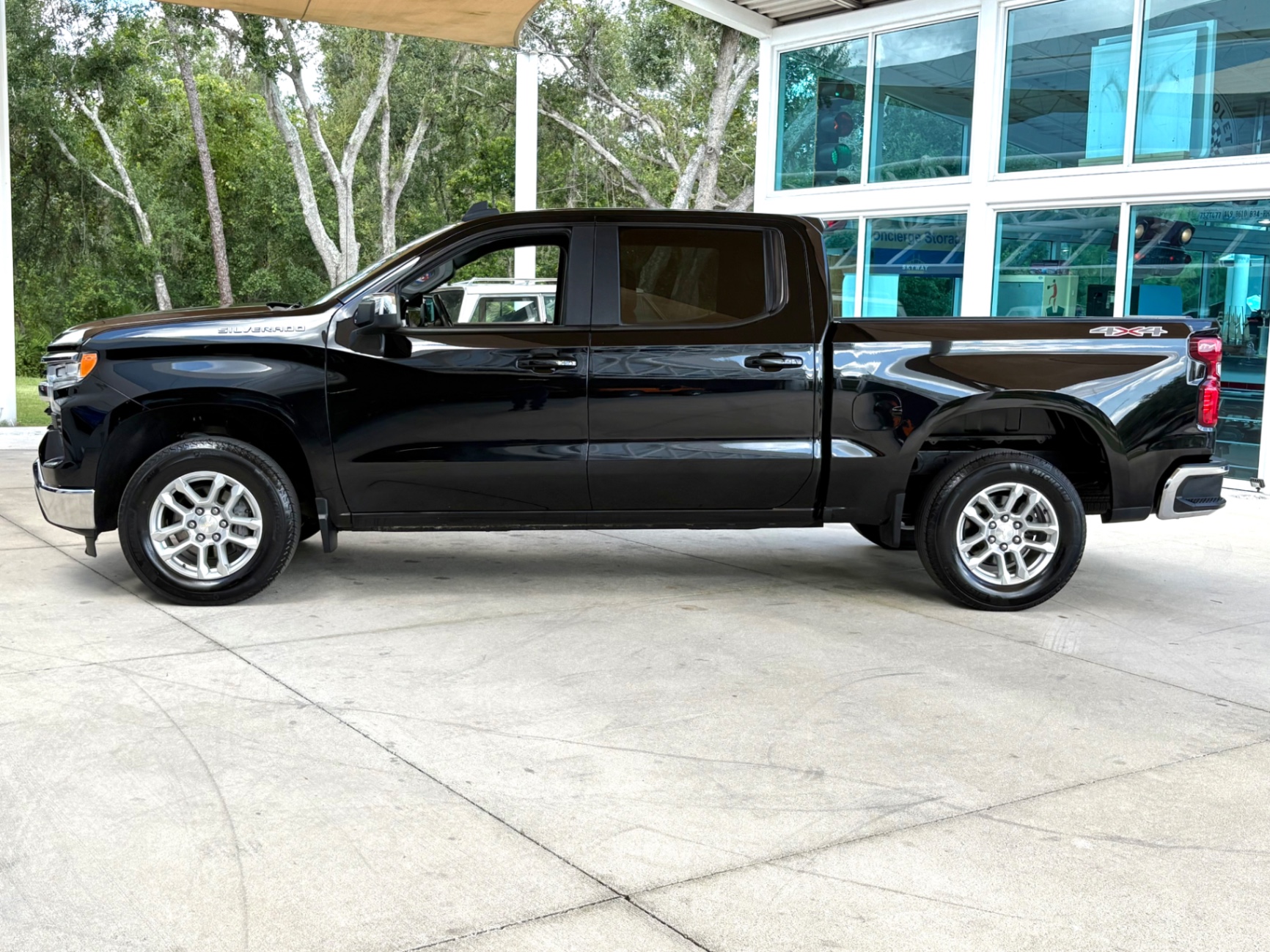 Vehicle photo 9