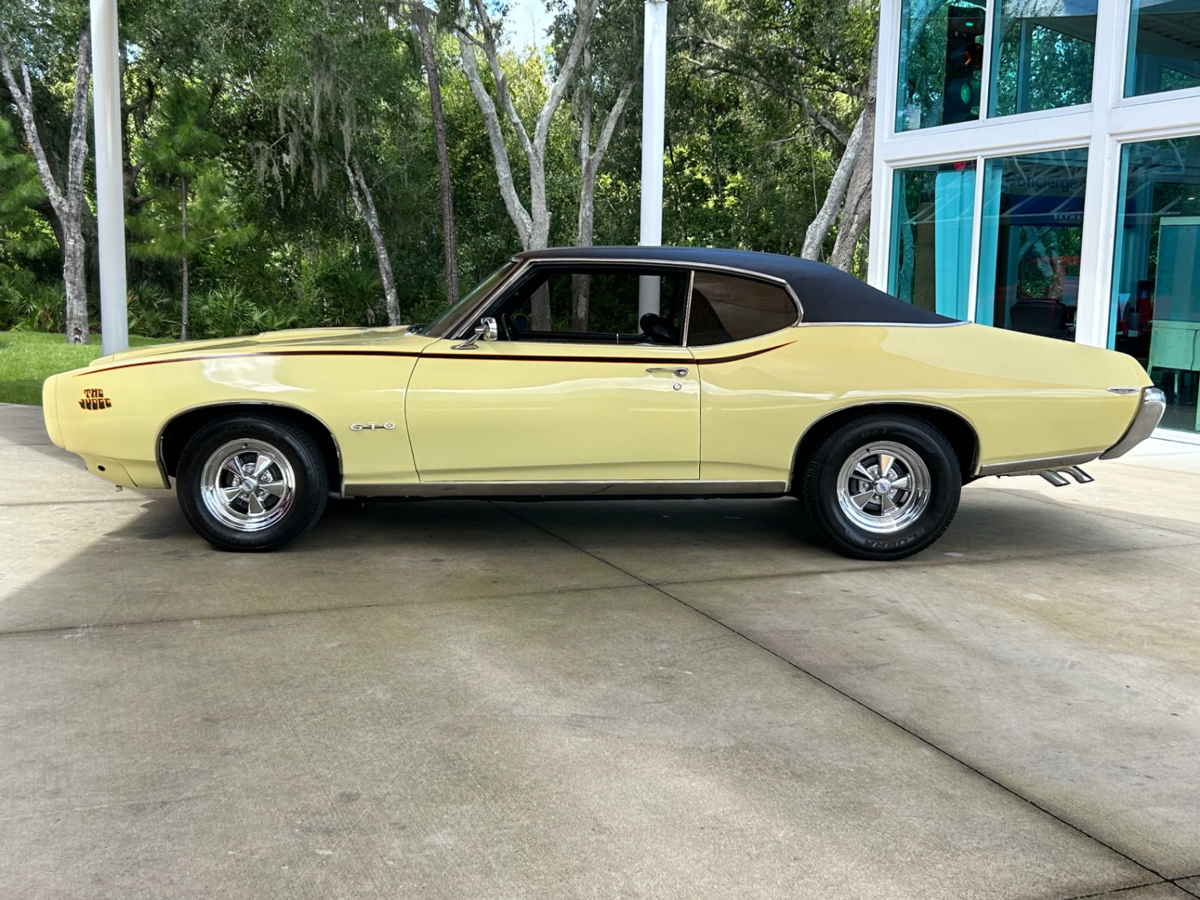 Vehicle photo 8