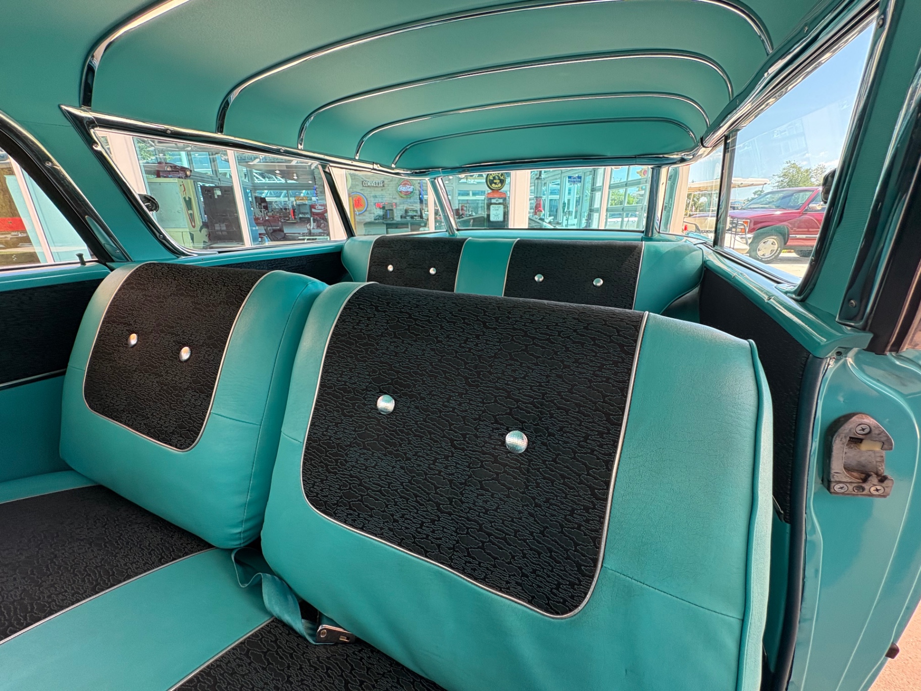 Vehicle photo 30