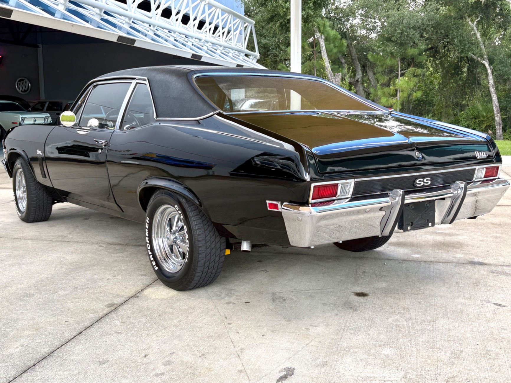 Vehicle photo 9