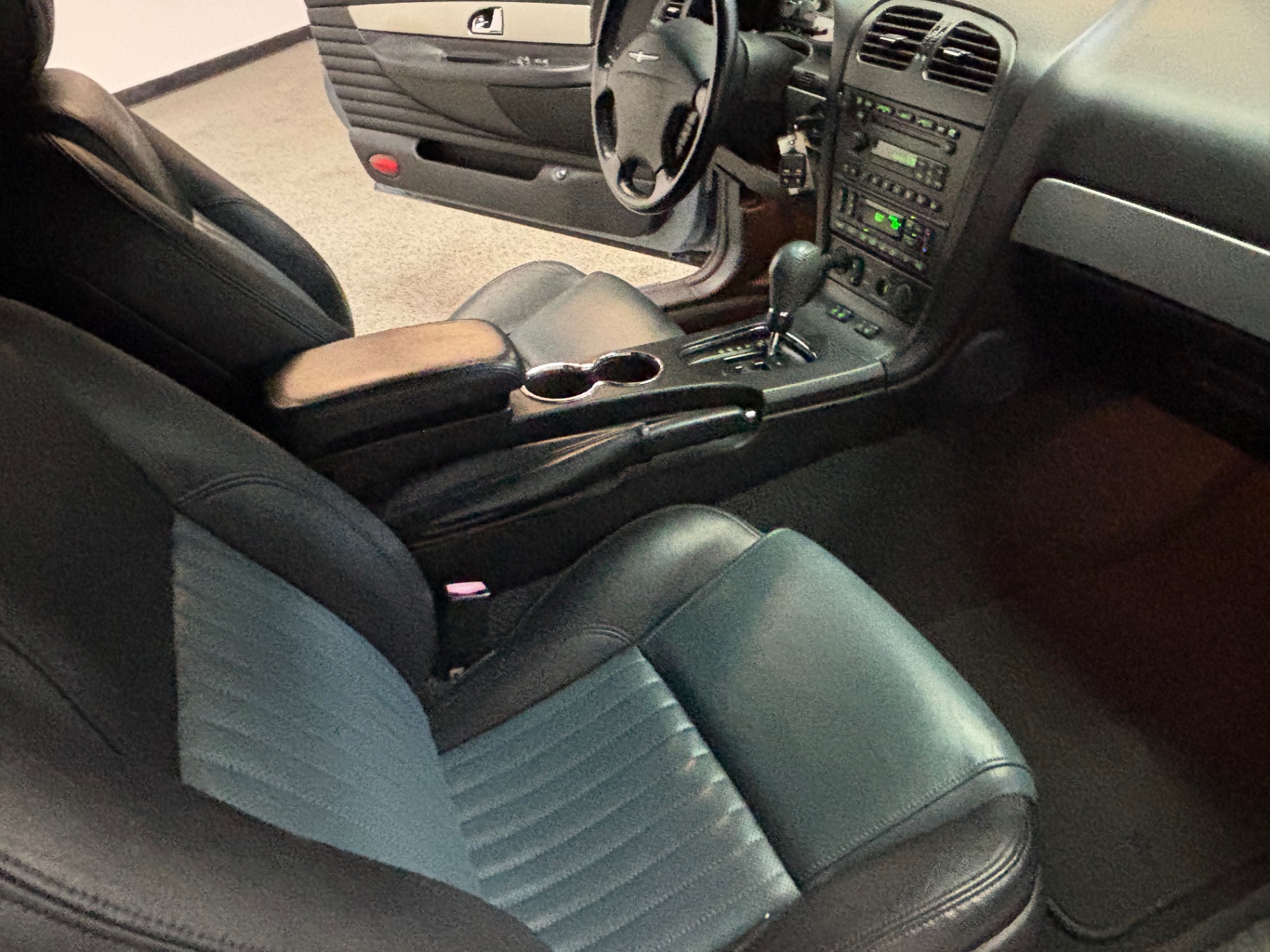Vehicle photo 29
