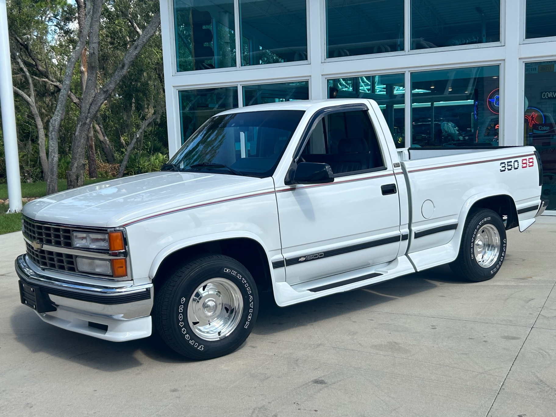 Vehicle photo 12