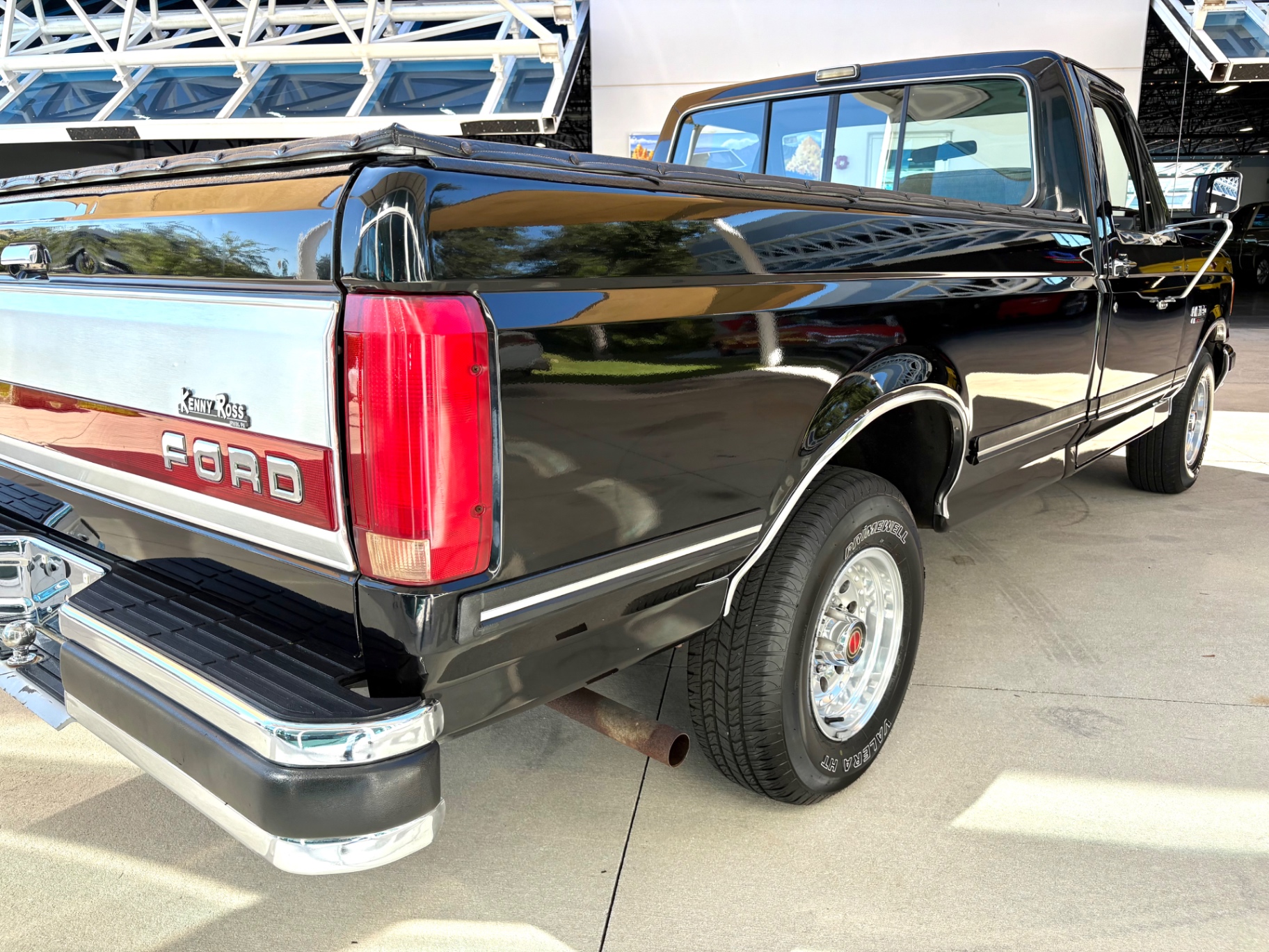 Vehicle photo 17
