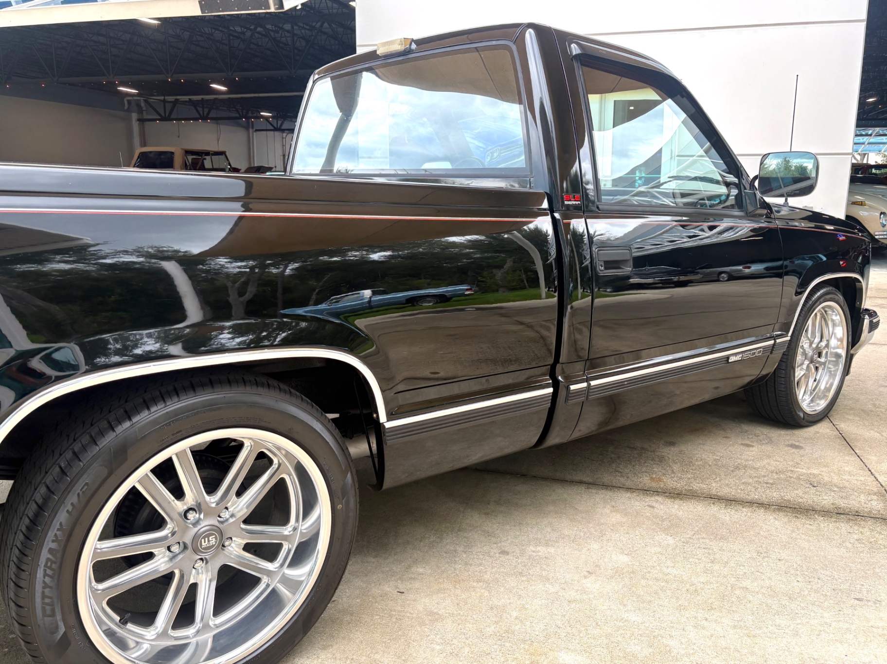 Vehicle photo 17