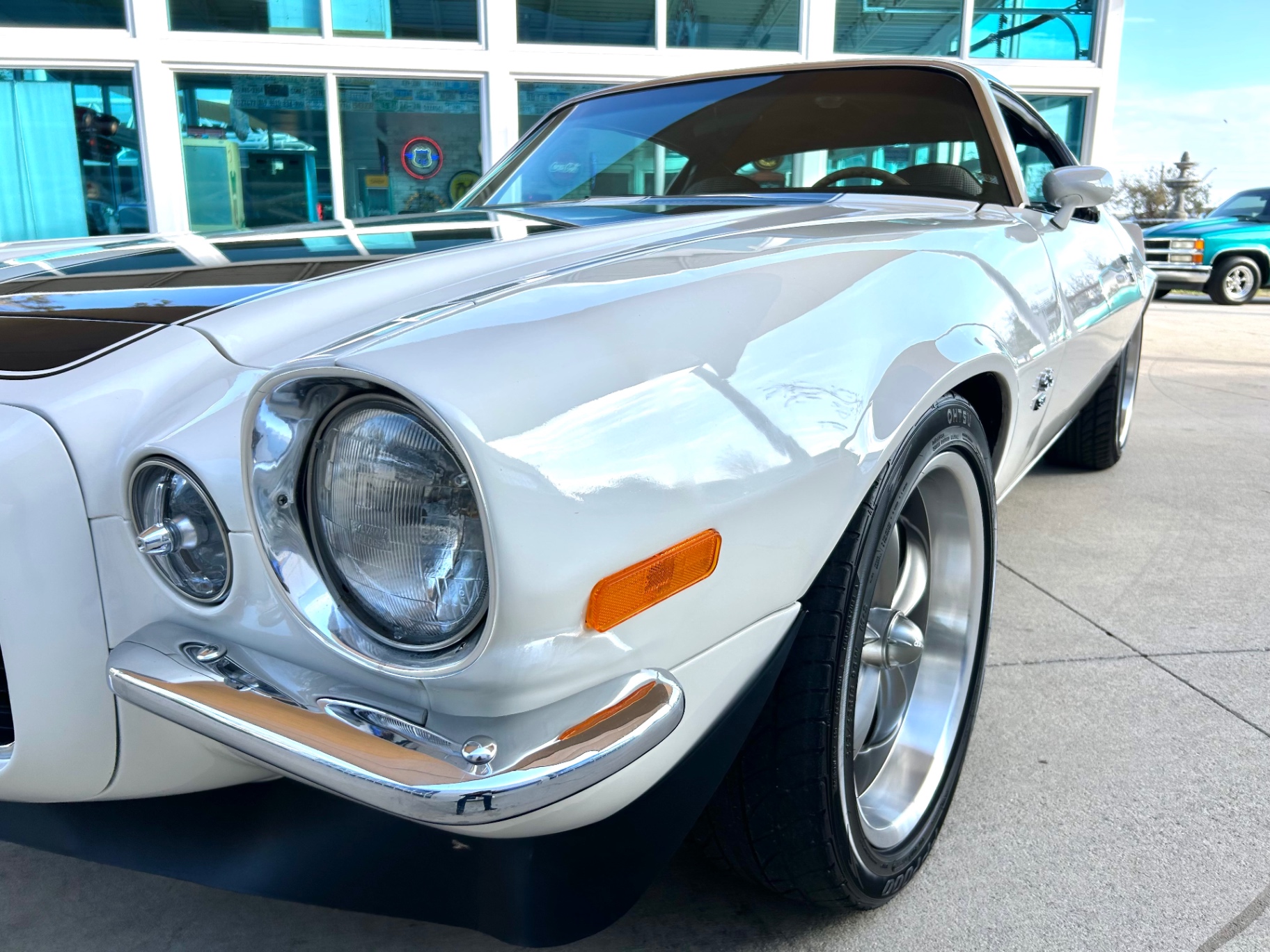 Vehicle photo 10
