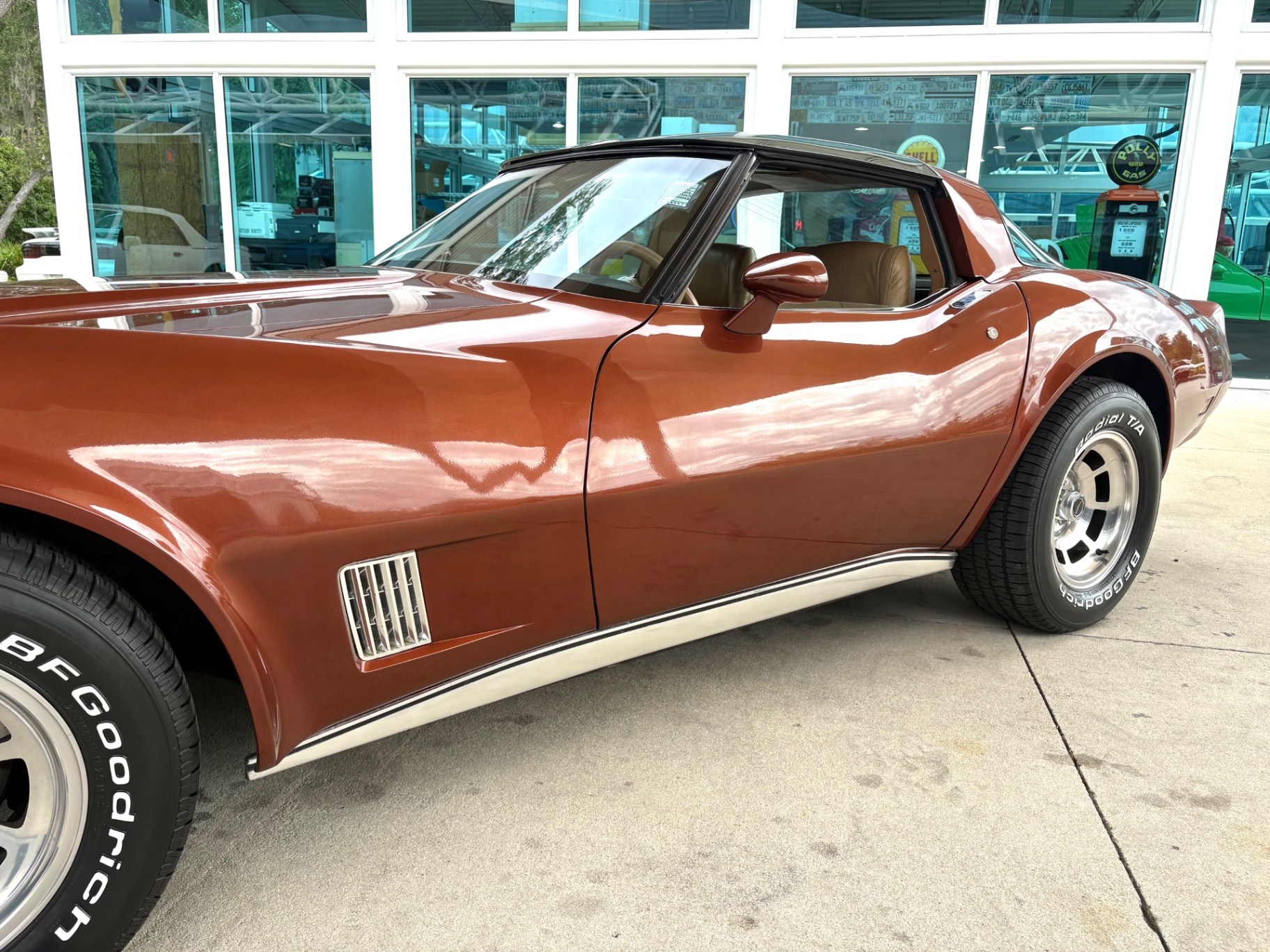 Vehicle photo 13