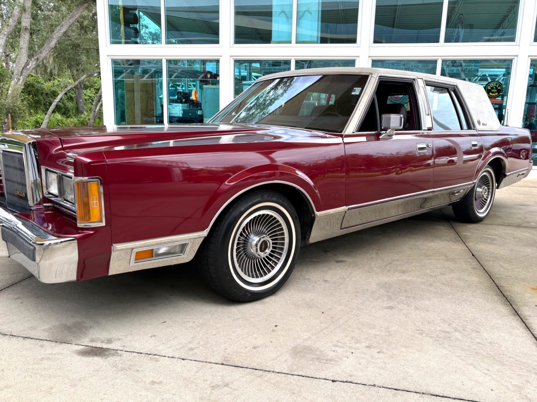 Vehicle photo 12