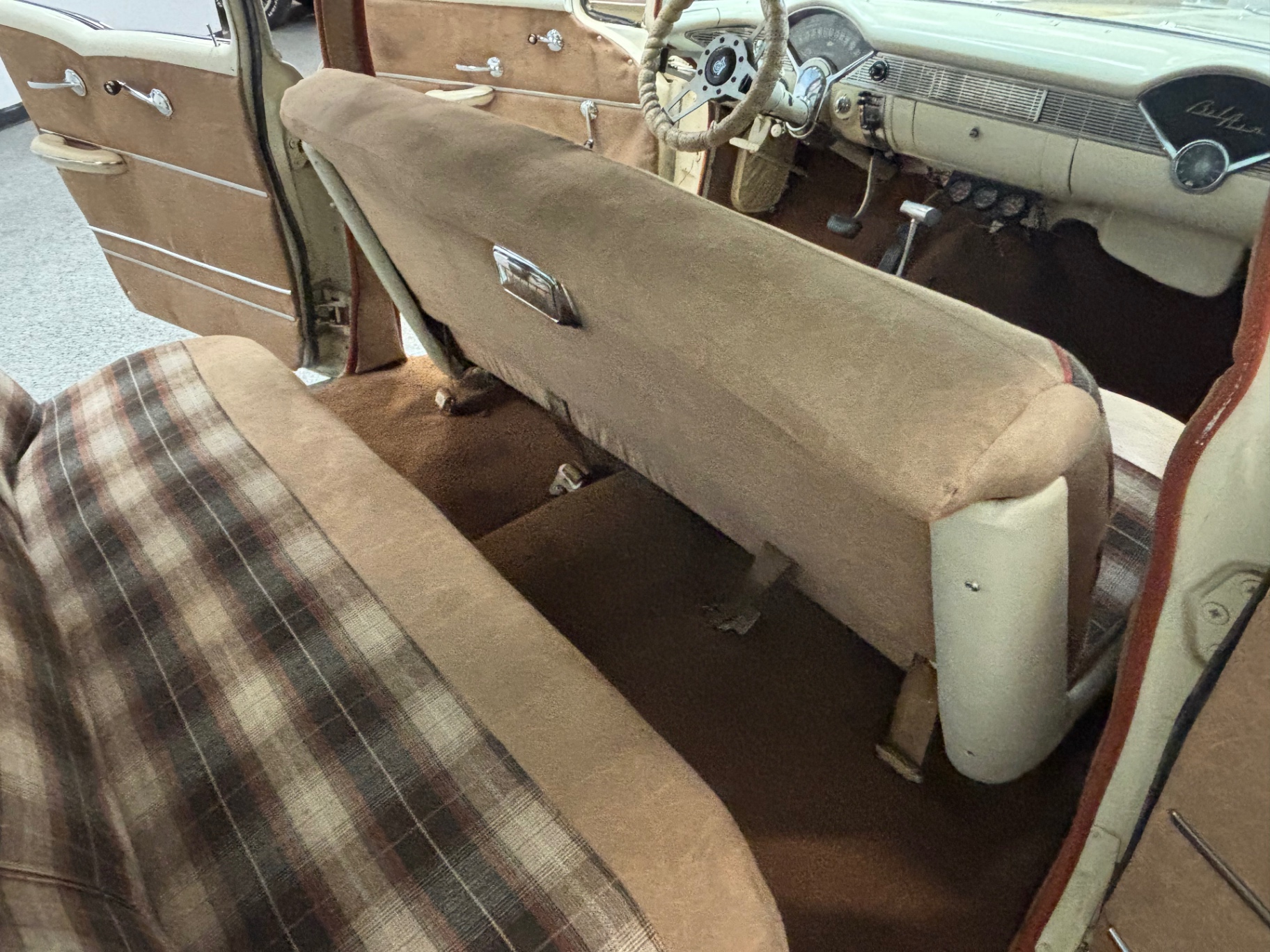 Vehicle photo 30