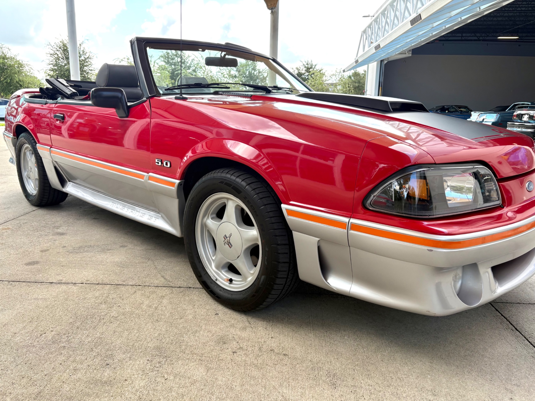 Vehicle photo 19