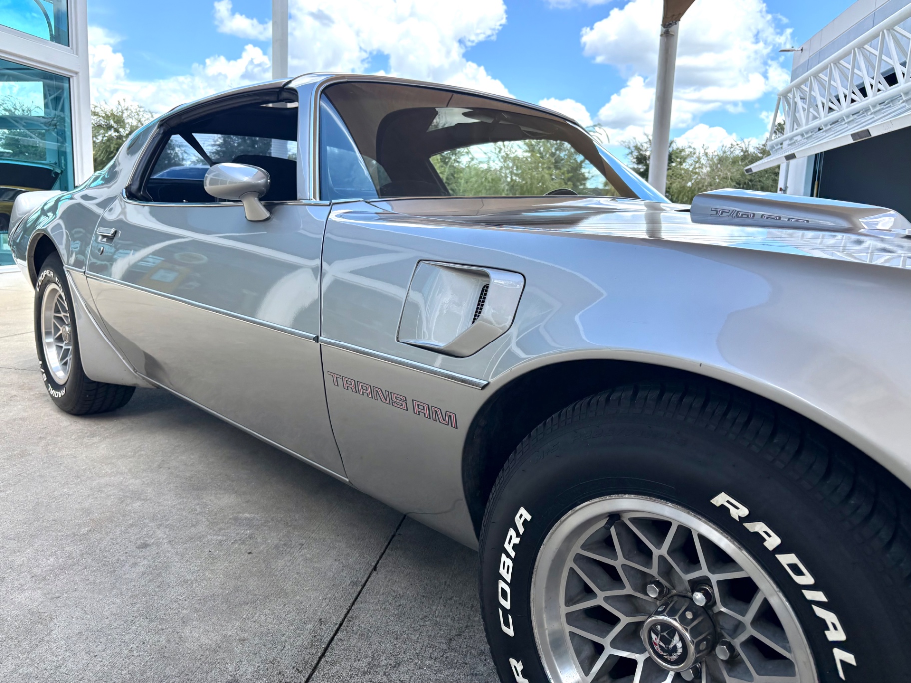 Vehicle photo 18