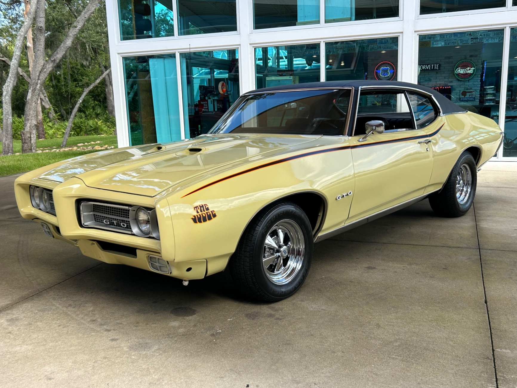Vehicle photo 9