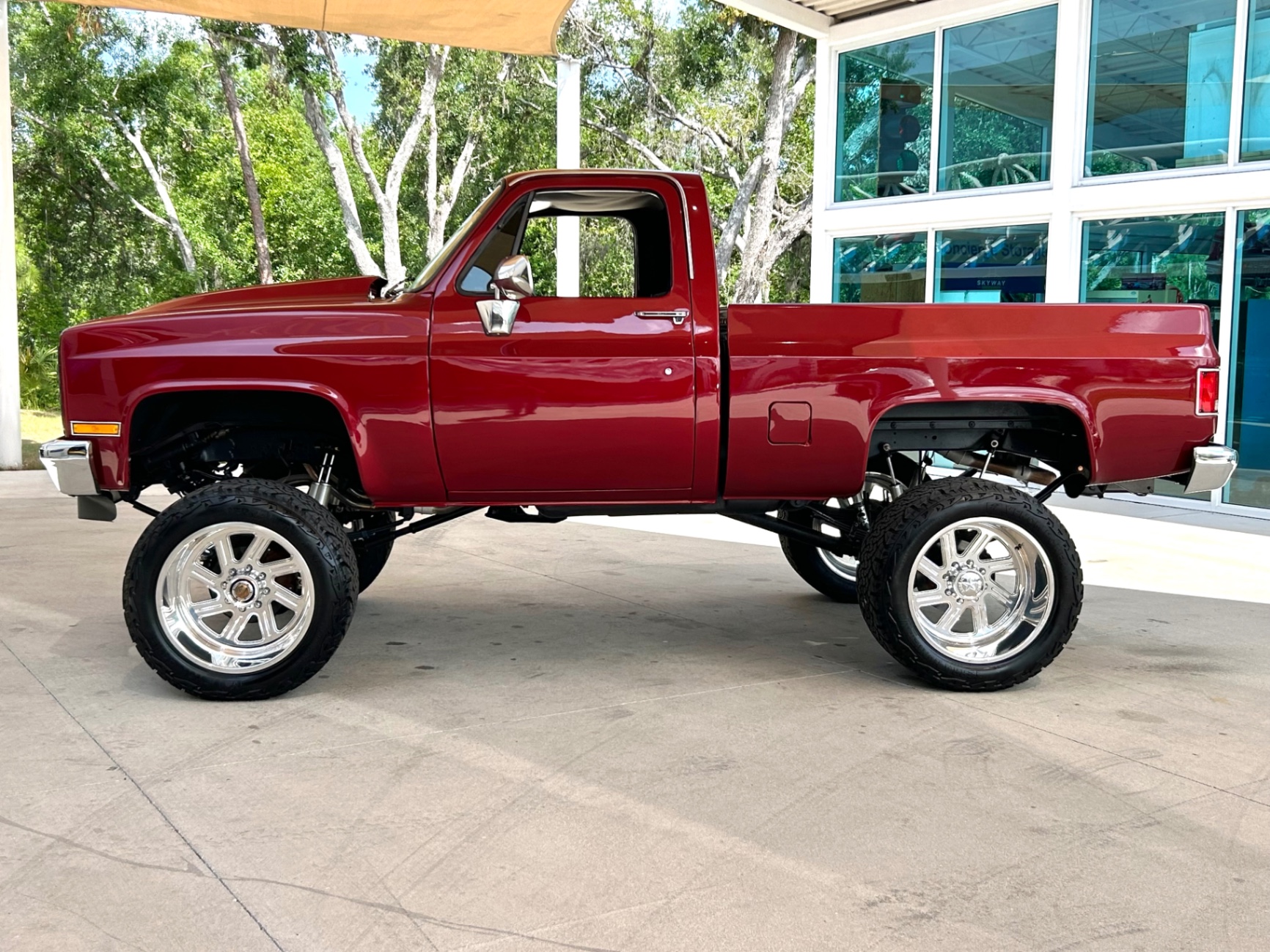 Vehicle photo 9