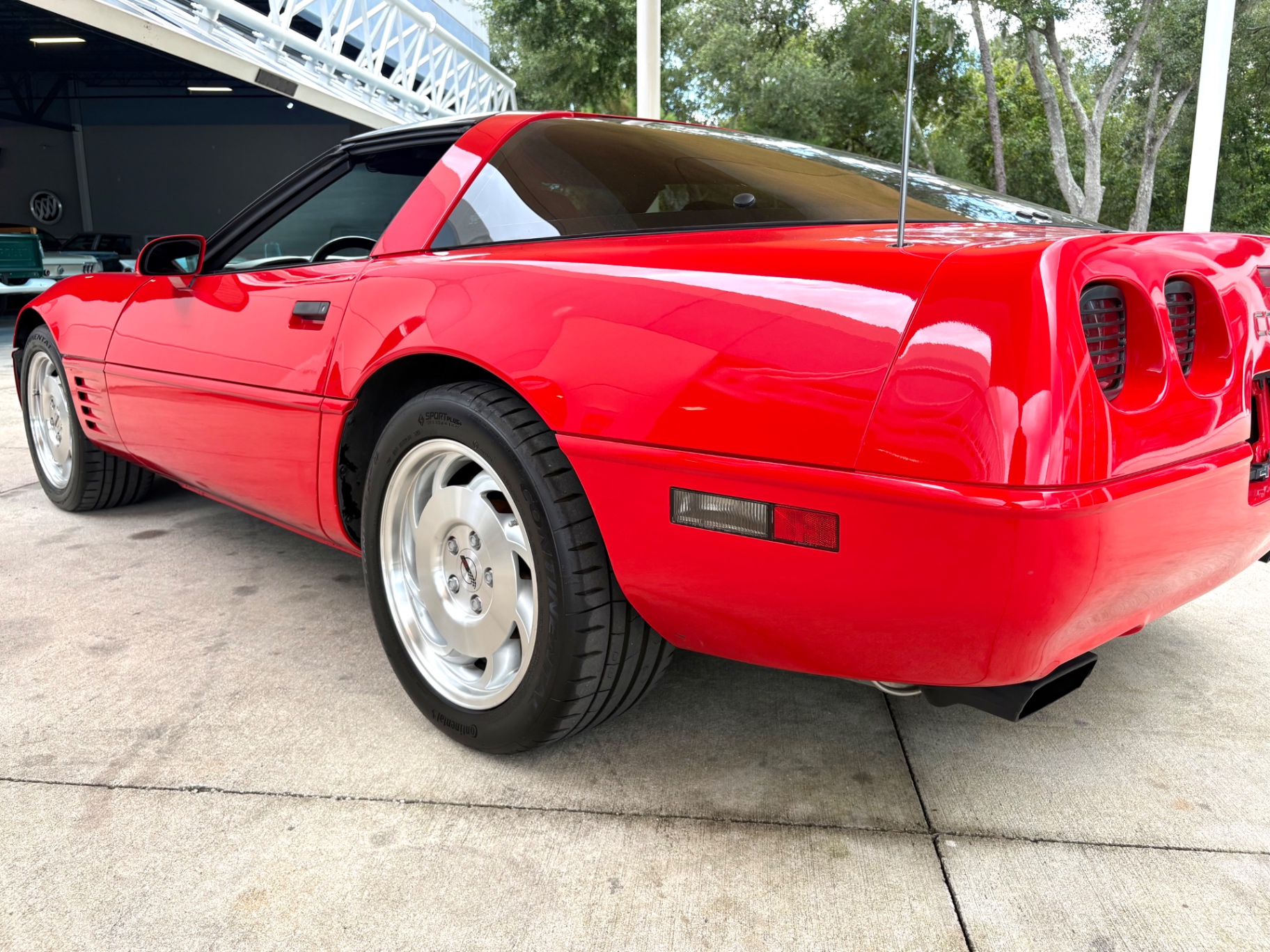 Vehicle photo 16